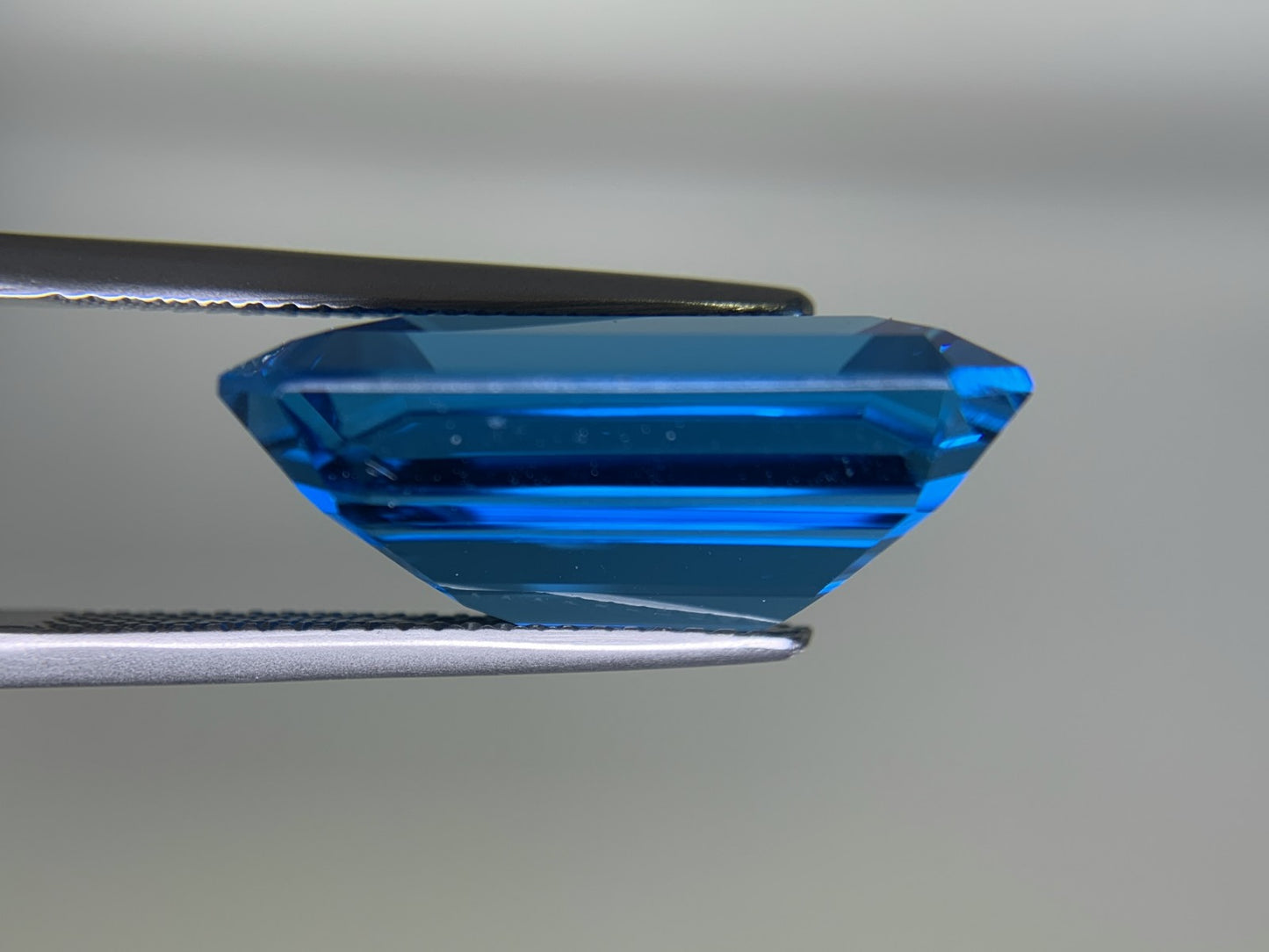 ブルートパーズ 23.338ct  宝石ソーティング付き  20.0㎜×14.9㎜×8.5㎜  ルース（ 裸石 ） 4053Y