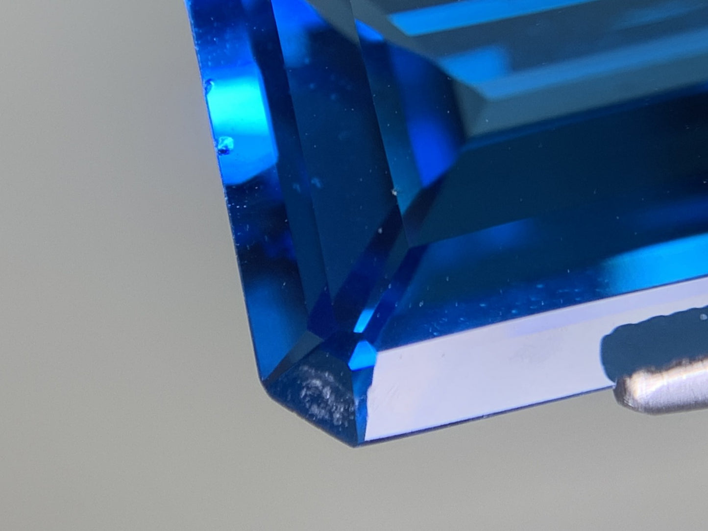 ブルートパーズ 23.338ct  宝石ソーティング付き  20.0㎜×14.9㎜×8.5㎜  ルース（ 裸石 ） 4053Y
