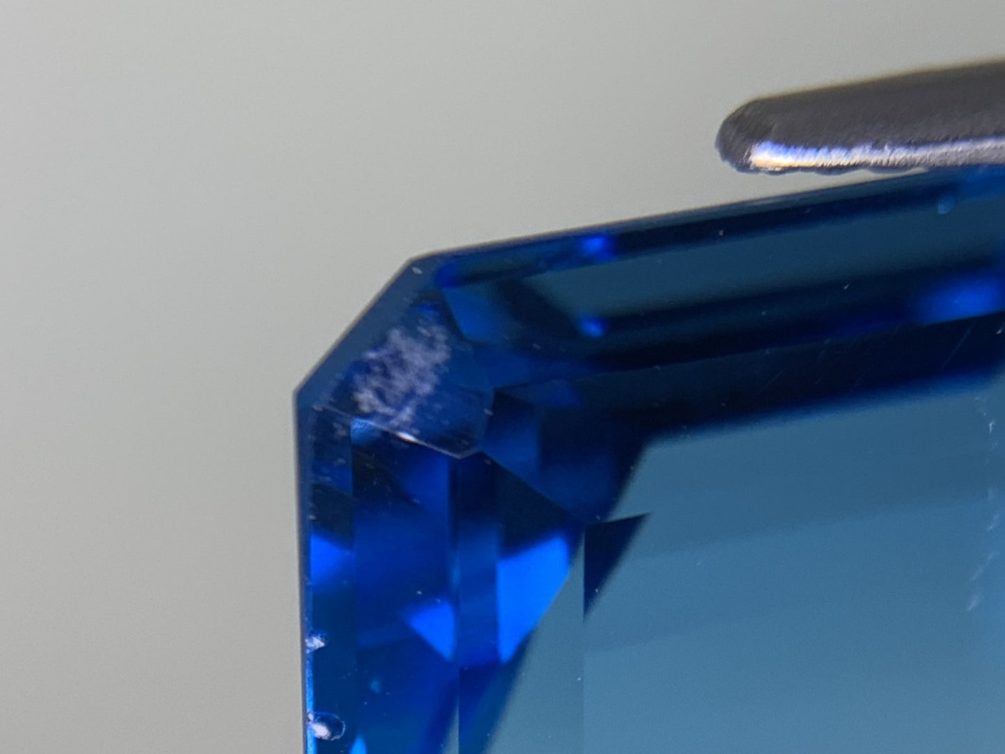 ブルートパーズ 23.338ct  宝石ソーティング付き  20.0㎜×14.9㎜×8.5㎜  ルース（ 裸石 ） 4053Y