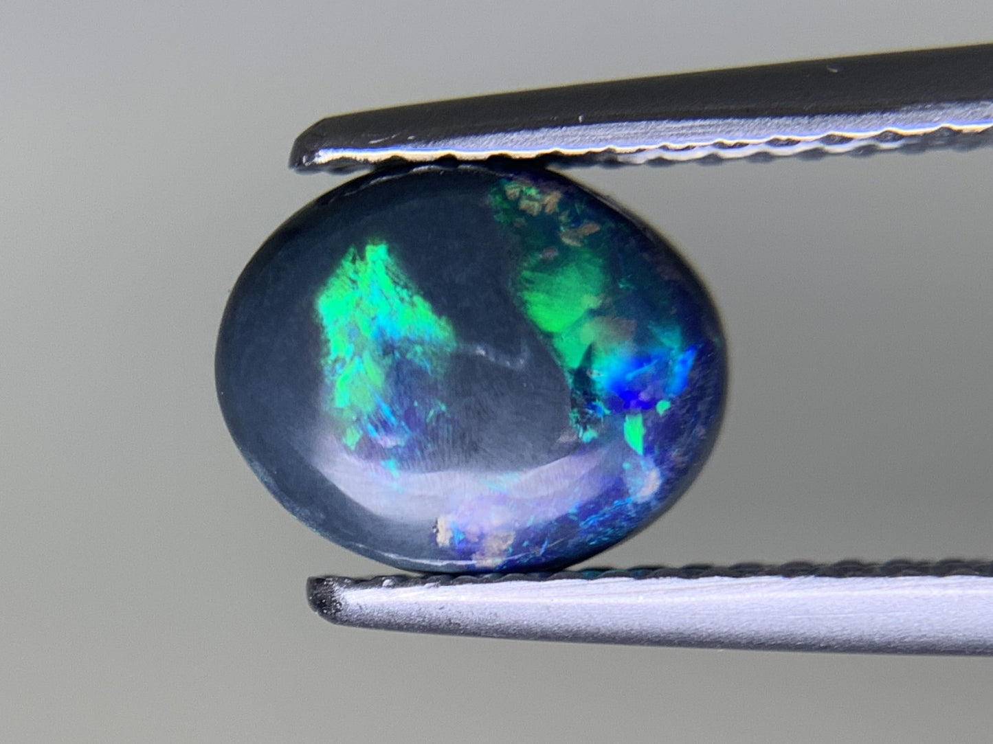 ブラックオパール 1.320ct  中央宝石ソーティング付き  8.7㎜×7.2㎜×3.2㎜  ルース（ 裸石 ） 4054Y