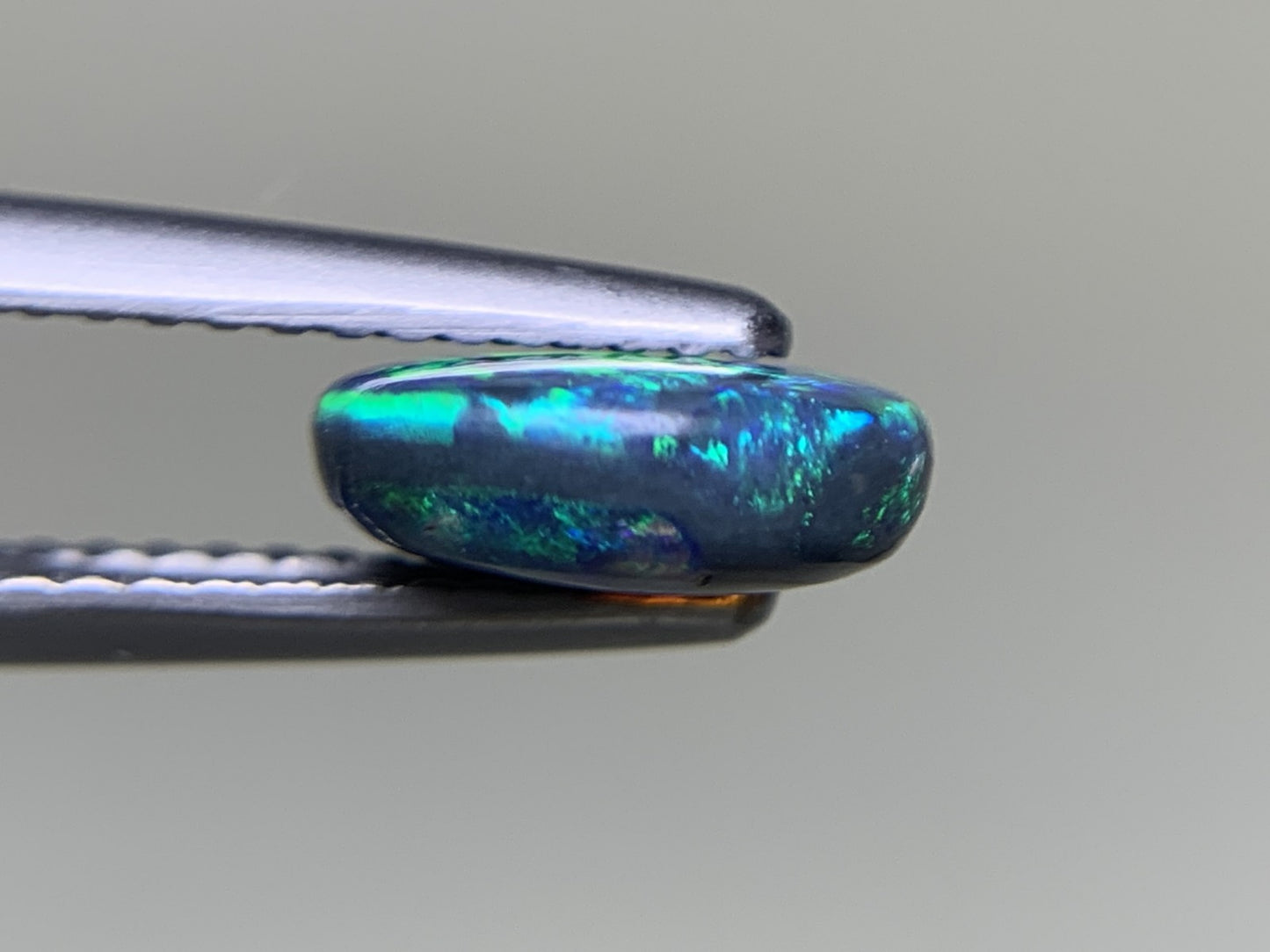 ブラックオパール 1.320ct  中央宝石ソーティング付き  8.7㎜×7.2㎜×3.2㎜  ルース（ 裸石 ） 4054Y