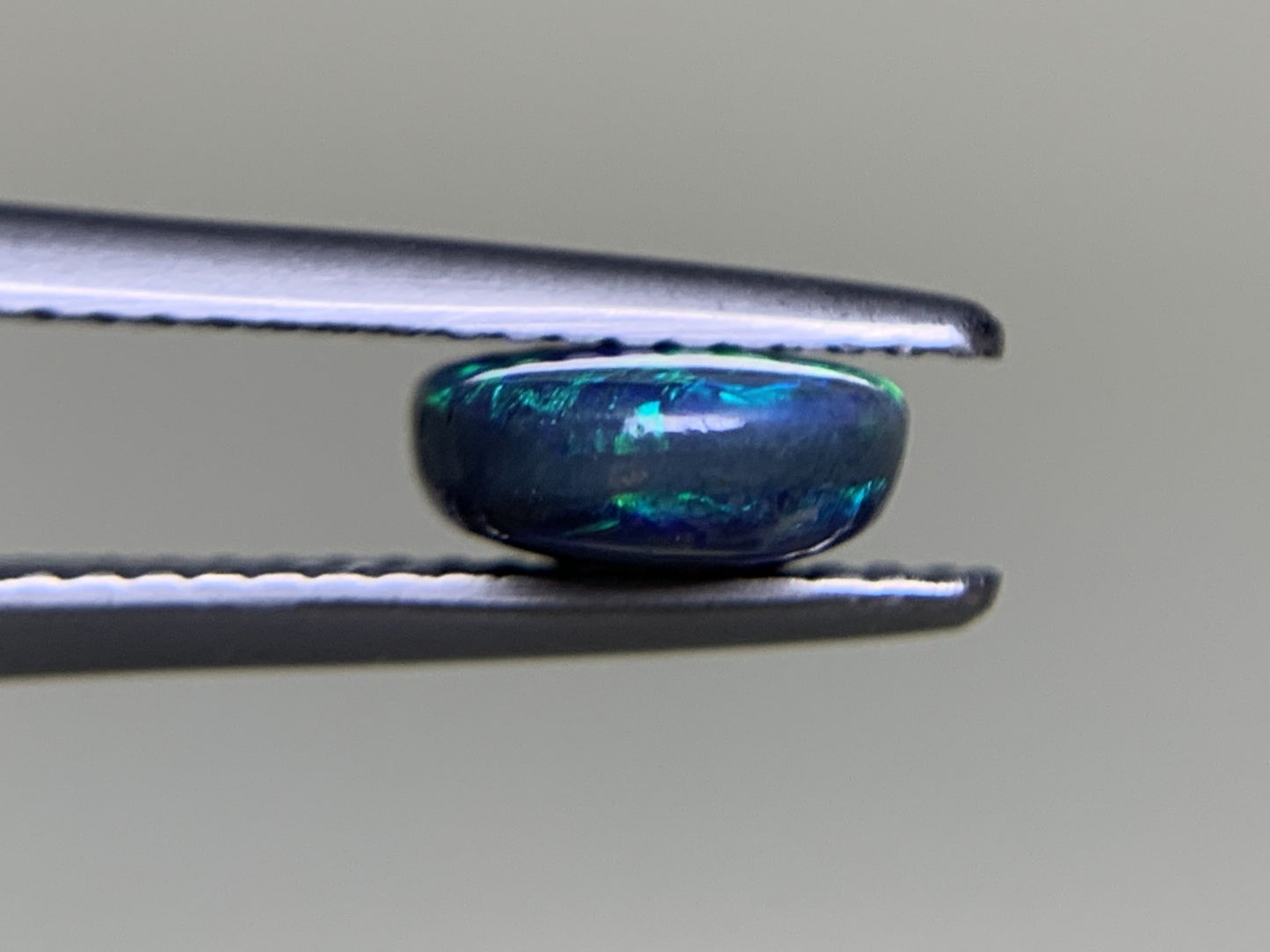 ブラックオパール 1.320ct  中央宝石ソーティング付き  8.7㎜×7.2㎜×3.2㎜  ルース（ 裸石 ） 4054Y