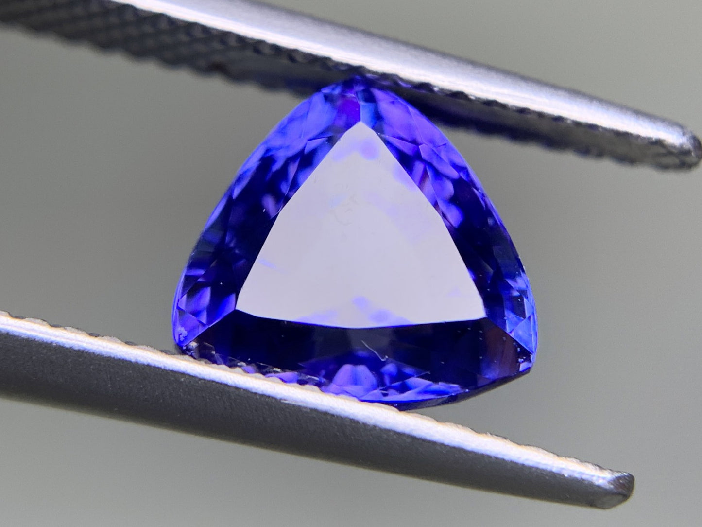 タンザナイト 2.936ct  宝石ソーティング付き  8.2㎜×8.1㎜×5.9㎜  ルース（ 裸石 ） 4093Y