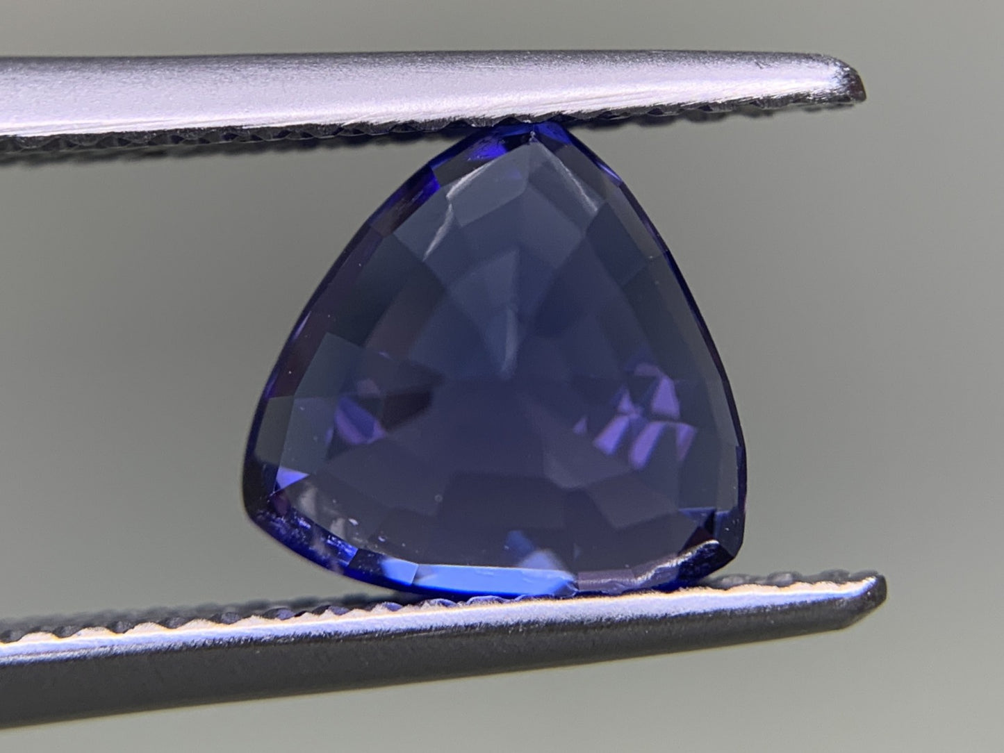 タンザナイト 2.936ct  宝石ソーティング付き  8.2㎜×8.1㎜×5.9㎜  ルース（ 裸石 ） 4093Y
