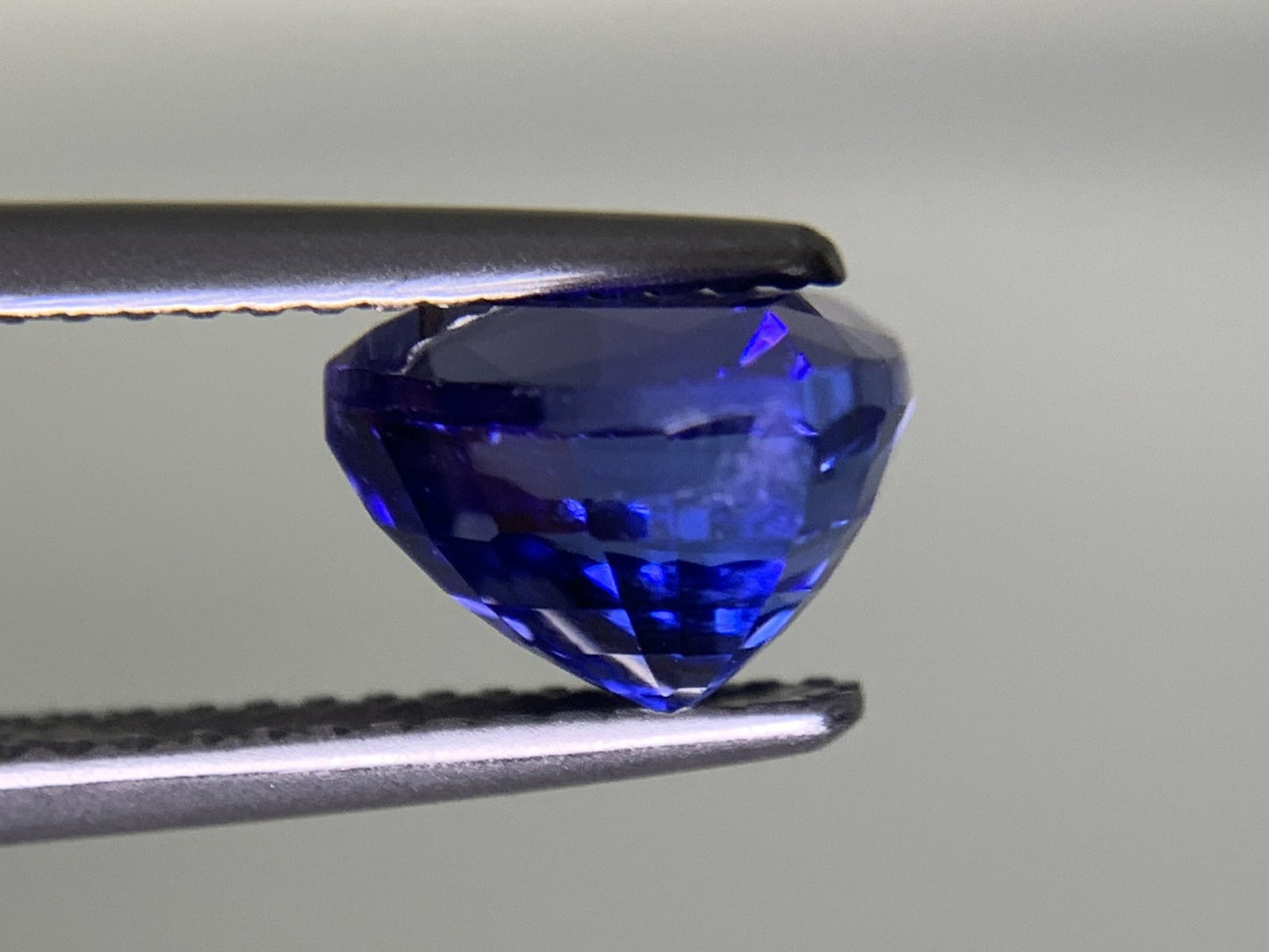 タンザナイト 2.936ct  宝石ソーティング付き  8.2㎜×8.1㎜×5.9㎜  ルース（ 裸石 ） 4093Y