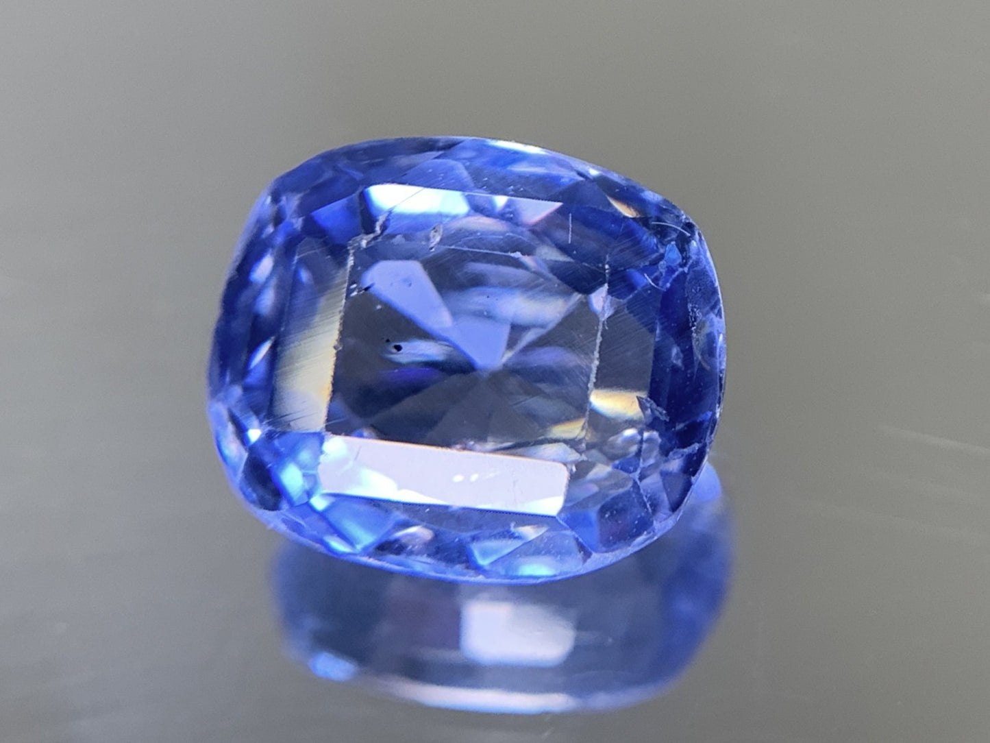 サファイア 3.94ct  GIA宝石鑑別書付き  No Heat Sri Lanka  9.65㎜×8.28㎜×4.66㎜  ルース（ 裸石 ）   4095Y