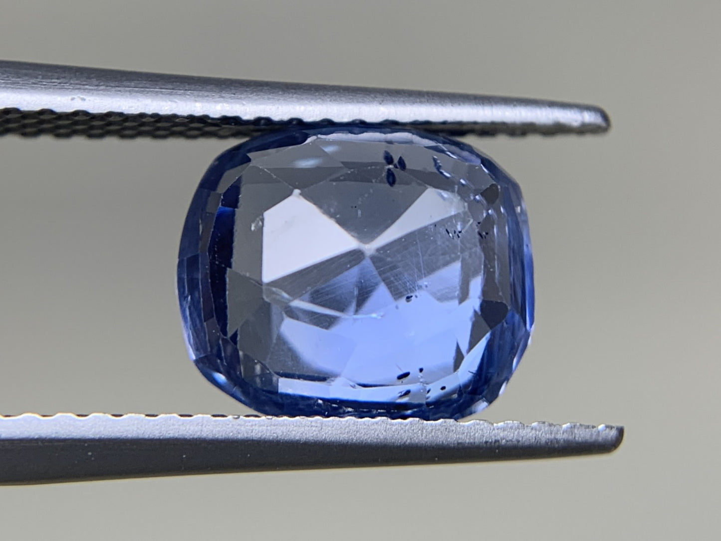 サファイア 3.94ct  GIA宝石鑑別書付き  No Heat Sri Lanka  9.65㎜×8.28㎜×4.66㎜  ルース（ 裸石 ）   4095Y