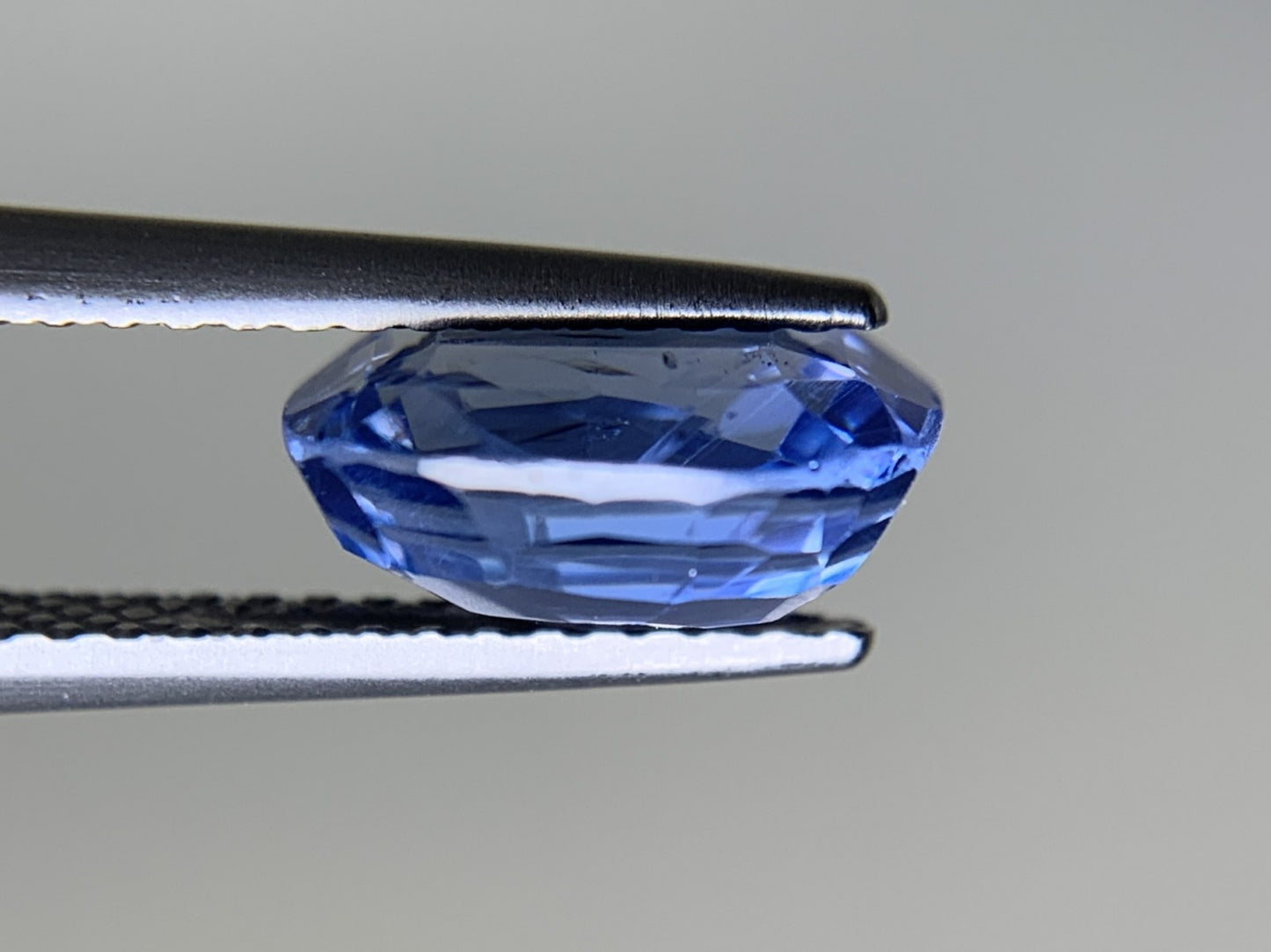 サファイア 3.94ct  GIA宝石鑑別書付き  No Heat Sri Lanka  9.65㎜×8.28㎜×4.66㎜  ルース（ 裸石 ）   4095Y