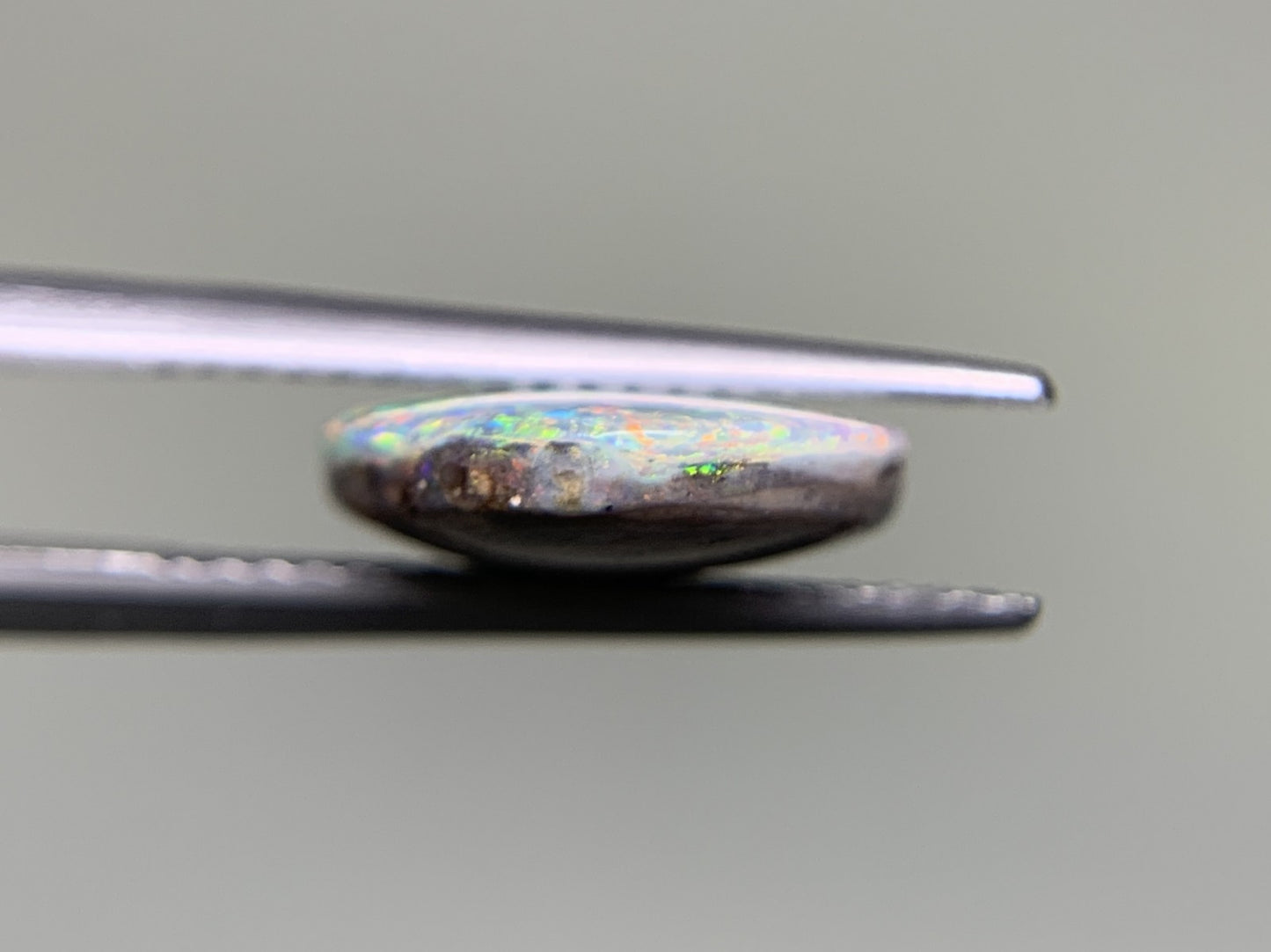 ブラックオパール 3.475ct 中央宝石ソーティング付き 14.0㎜×11.4㎜×3.5㎜ ルース（ 裸石 ） 4110Y