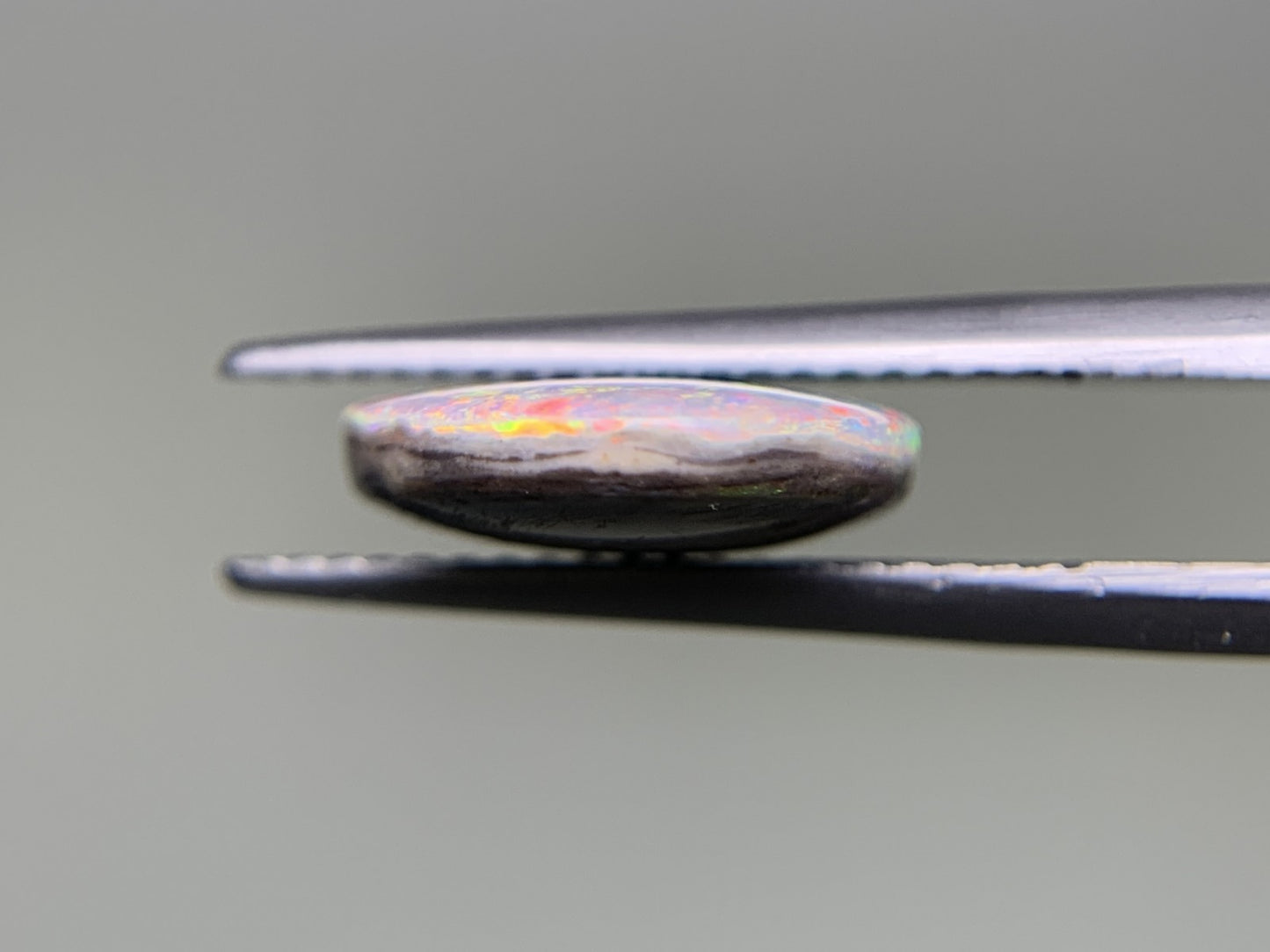 ブラックオパール 3.475ct 中央宝石ソーティング付き 14.0㎜×11.4㎜×3.5㎜ ルース（ 裸石 ） 4110Y