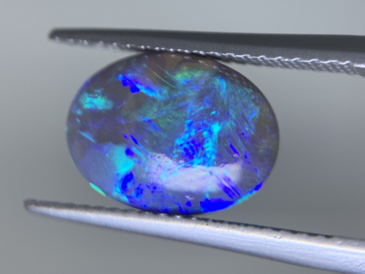 ブラックオパール 2.405ct  中央宝石ソーティング付き  11.6㎜×8.5㎜×4.2㎜  ルース（ 裸石 ） 4121Y