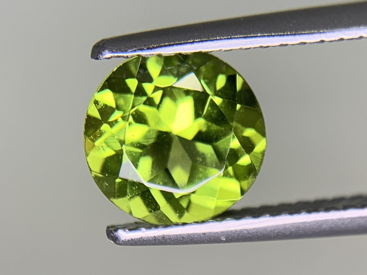 ペリドット 2.229ct  宝石ソーティング付き  8.0㎜×8.0㎜×5.1㎜  ルース（ 裸石 ） 4139Y