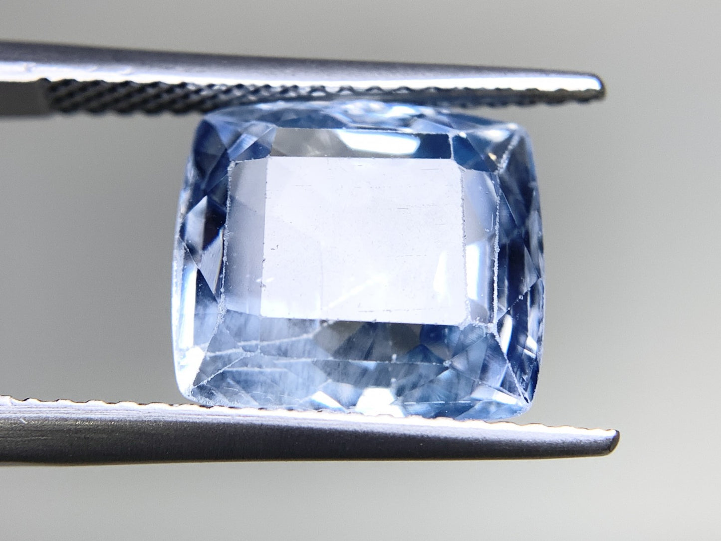 サファイア 6.980ct  中央宝石ソーティング付き  10.98㎜×10.10㎜×5.92㎜  天然 ルース（ 裸石 ） 4175Y