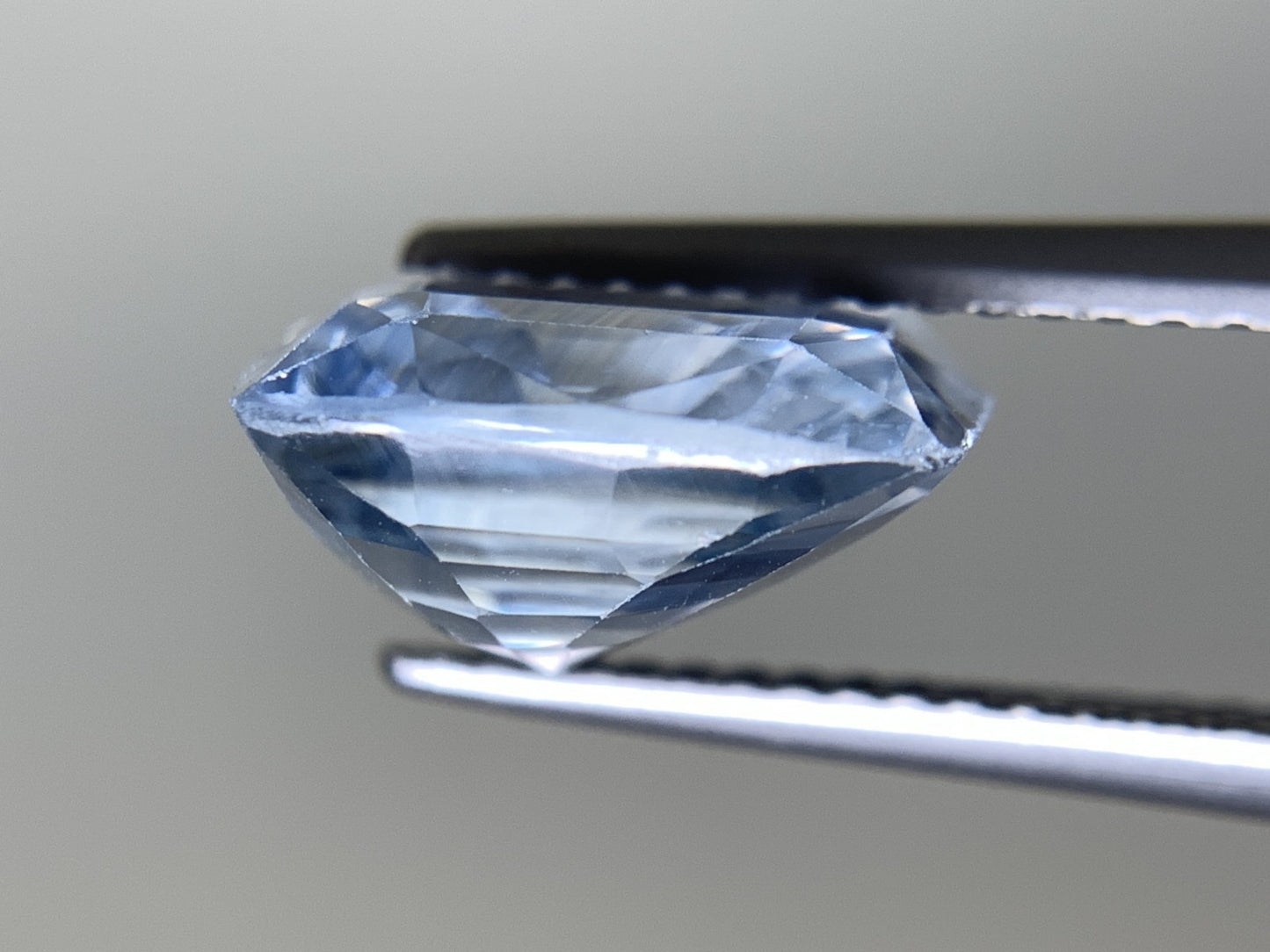 サファイア 6.980ct  中央宝石ソーティング付き  10.98㎜×10.10㎜×5.92㎜  天然 ルース（ 裸石 ） 4175Y