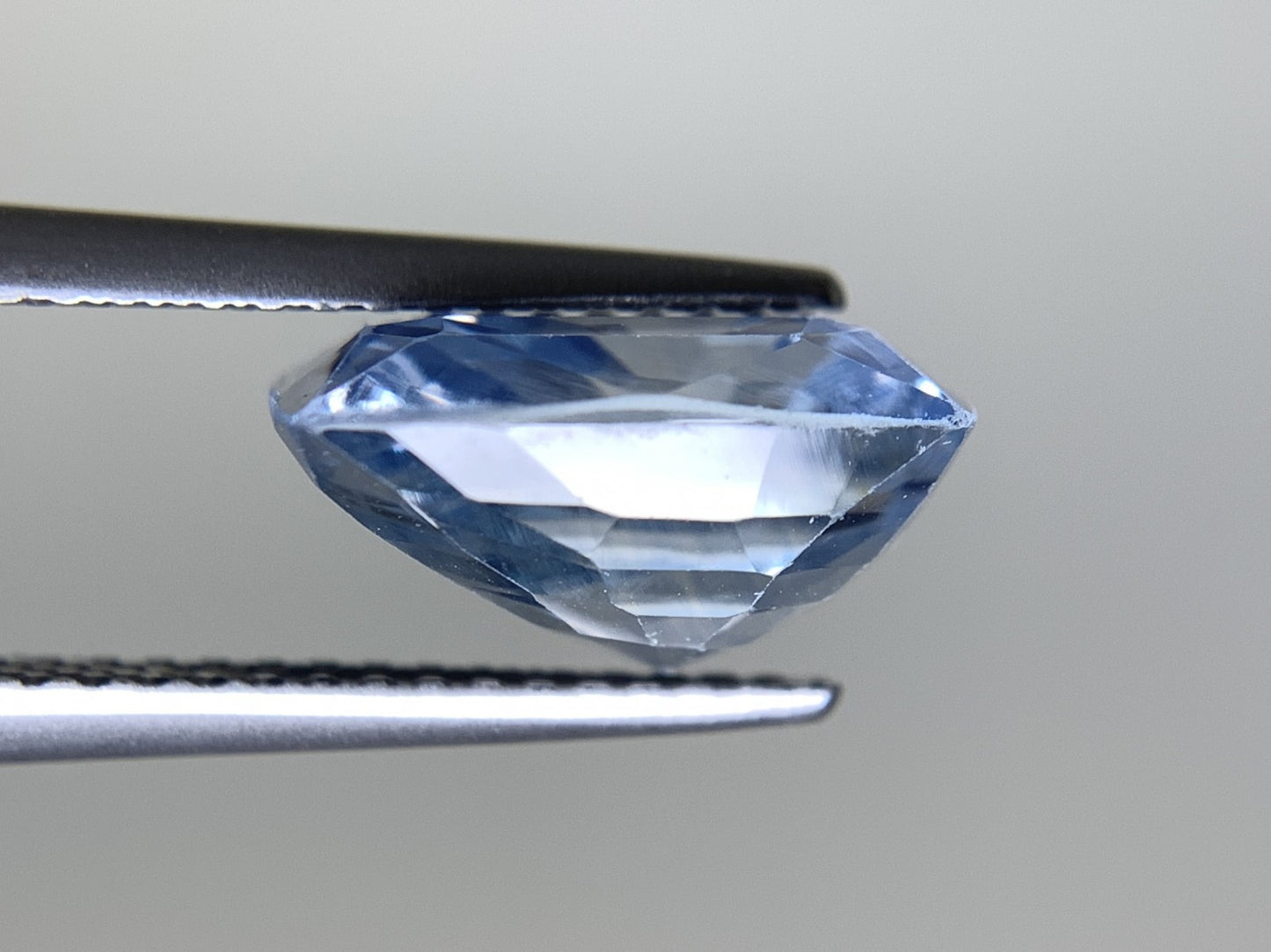 サファイア 6.980ct  中央宝石ソーティング付き  10.98㎜×10.10㎜×5.92㎜  天然 ルース（ 裸石 ） 4175Y