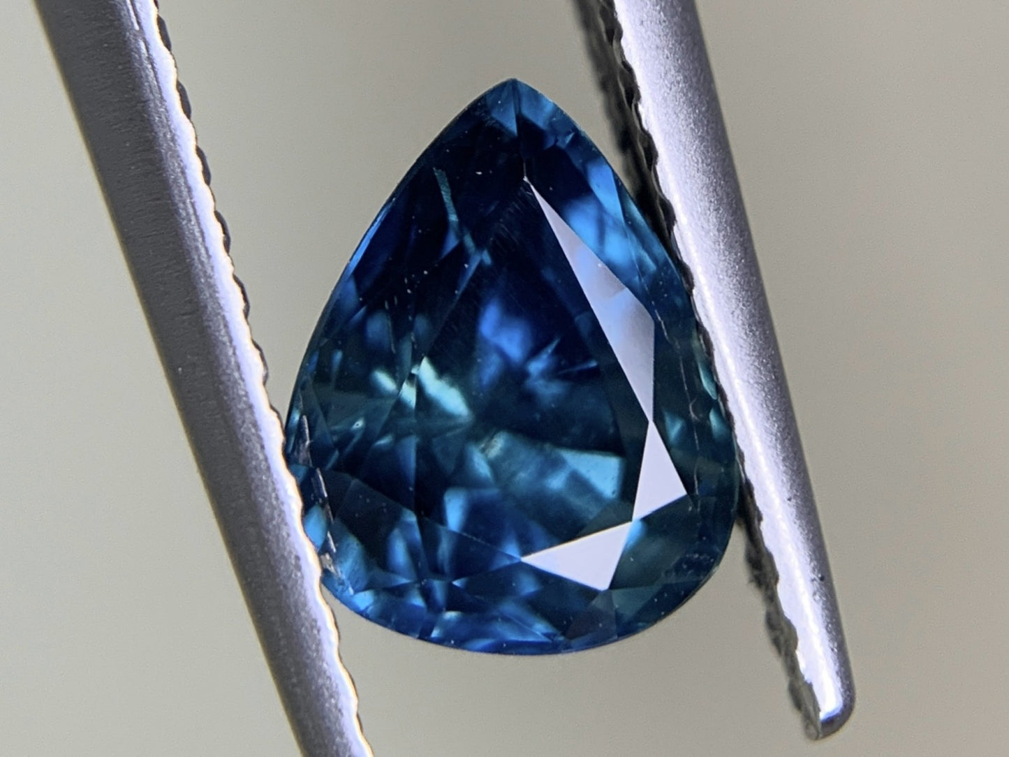 サファイア 1.592ct  宝石ソーティング付き  7.2㎜×6.0㎜×4.9㎜  ルース（ 裸石 ） 4184Y