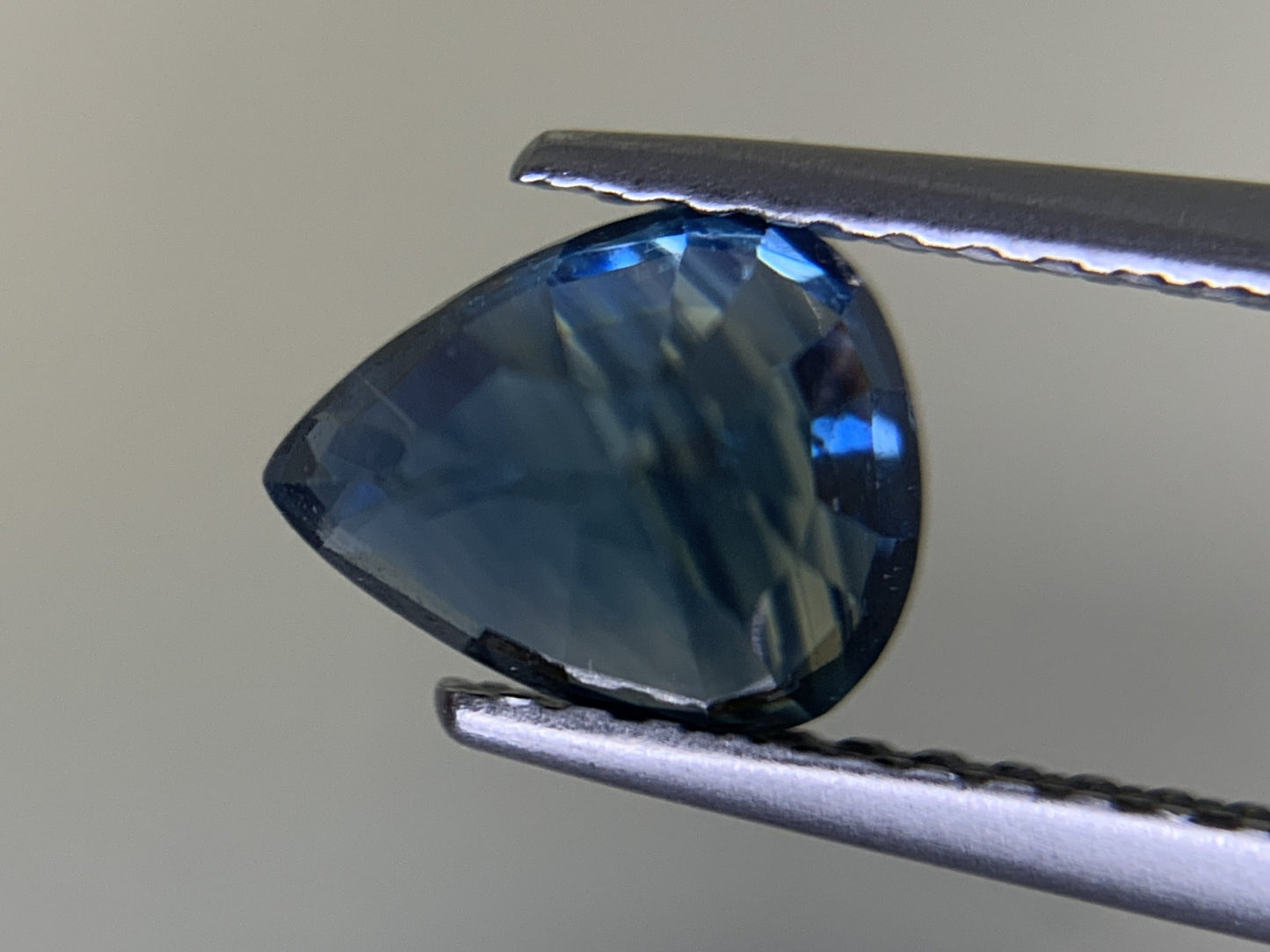 サファイア 1.592ct  宝石ソーティング付き  7.2㎜×6.0㎜×4.9㎜  ルース（ 裸石 ） 4184Y