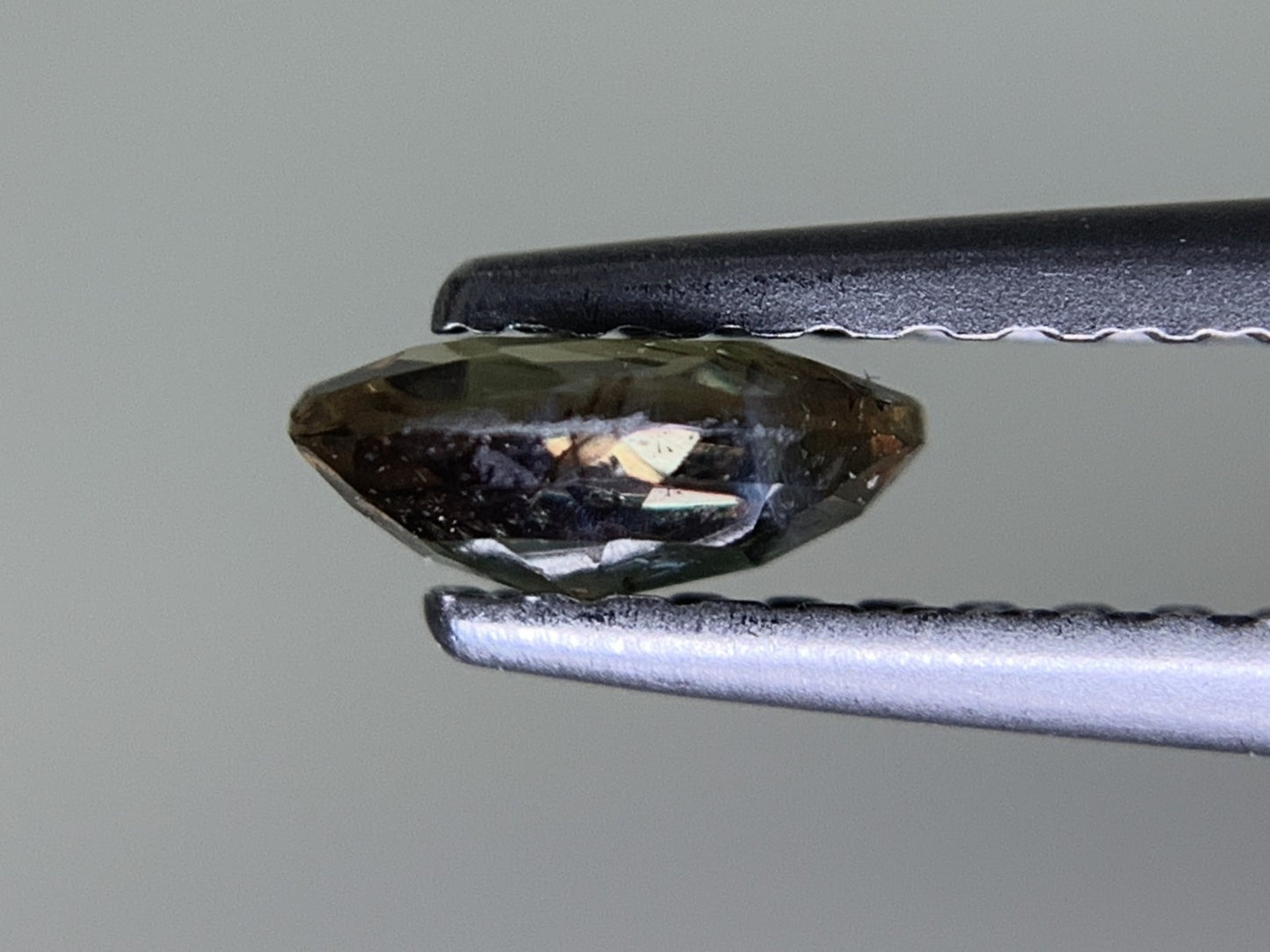 アレキサンドライト 0.476ct 中央宝石ソーティング付き 5.57㎜×4.12㎜×2.35㎜ ルース（ 裸石 ） 4241Y