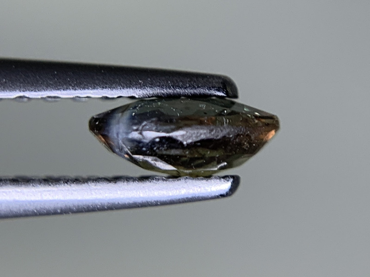 アレキサンドライト 0.476ct 中央宝石ソーティング付き 5.57㎜×4.12㎜×2.35㎜ ルース（ 裸石 ） 4241Y
