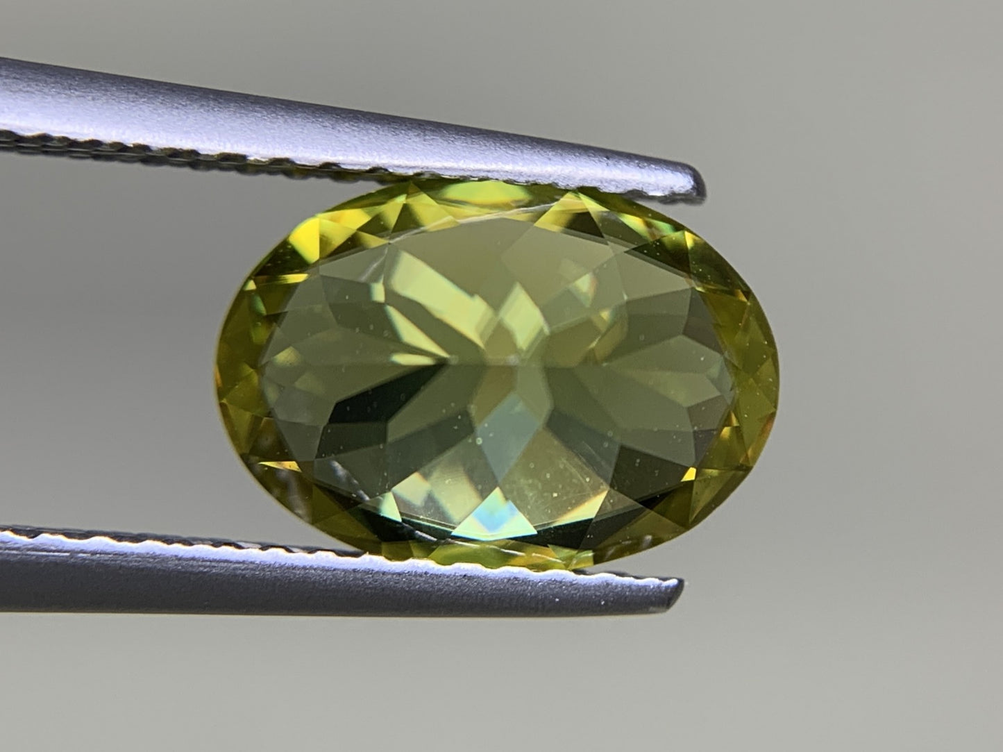 スフェーン 2.276ct  中央宝石ソーティング付き  10.11㎜×7.17㎜×4.78㎜  ルース（ 裸石 ） 4255Y
