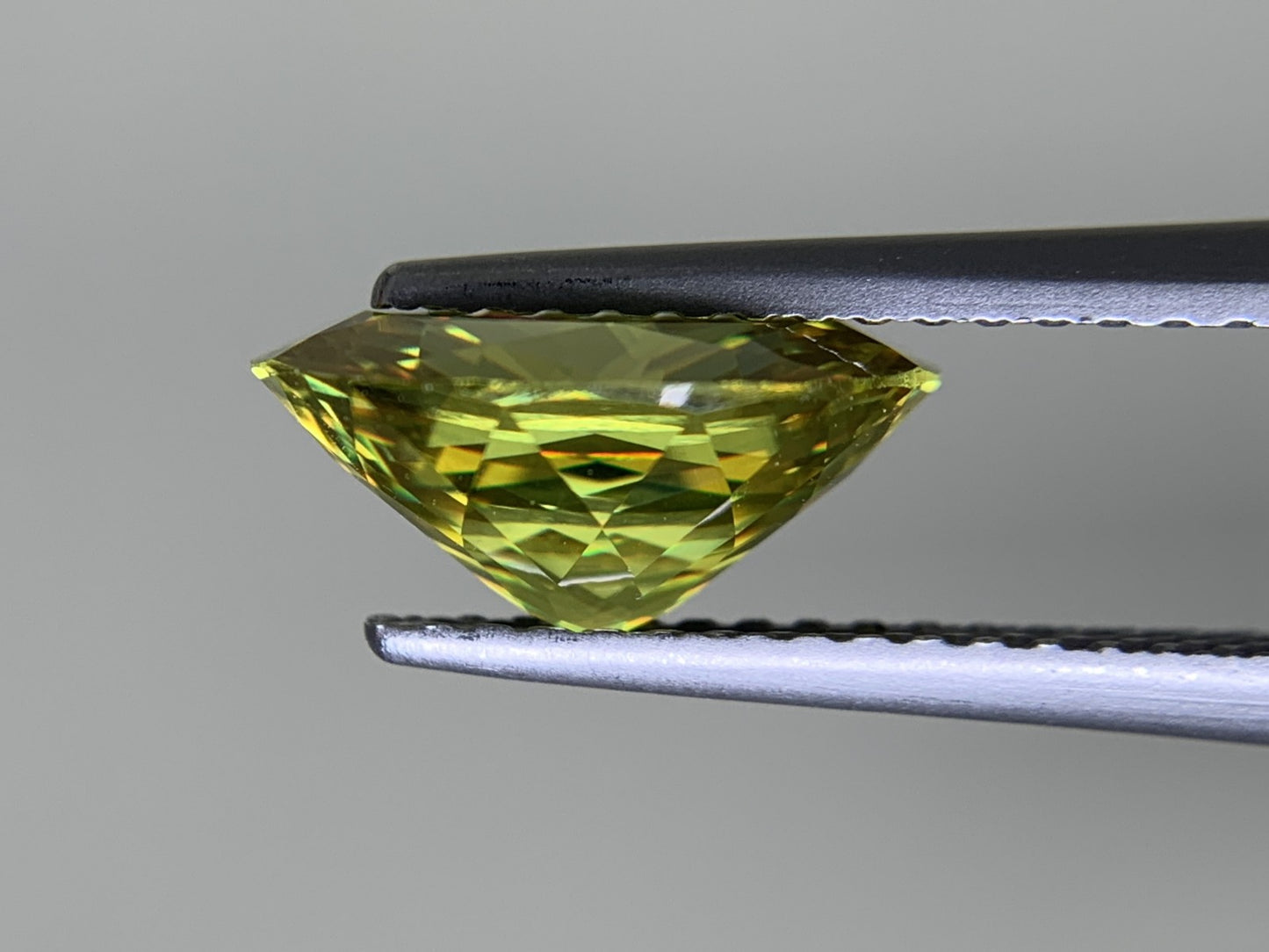 スフェーン 2.276ct  中央宝石ソーティング付き  10.11㎜×7.17㎜×4.78㎜  ルース（ 裸石 ） 4255Y