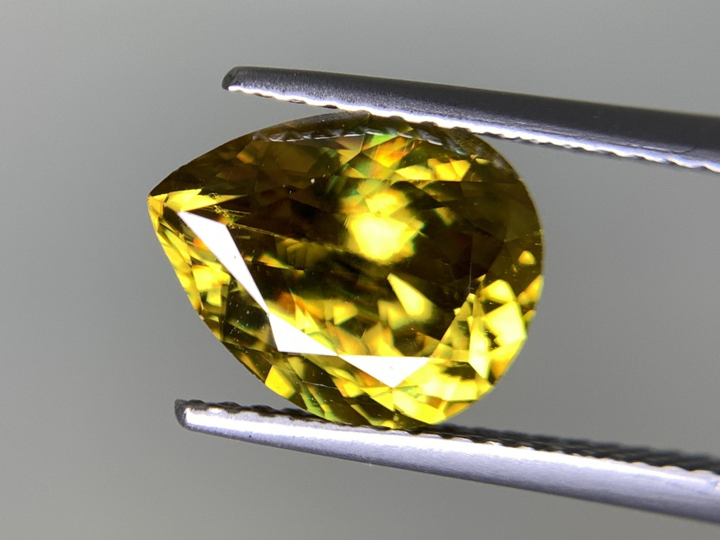 スフェーン 2.833ct  中央宝石ソーティング付き  10.52㎜×8.44㎜×5.12㎜  天然 ルース（ 裸石 ） 4265Y
