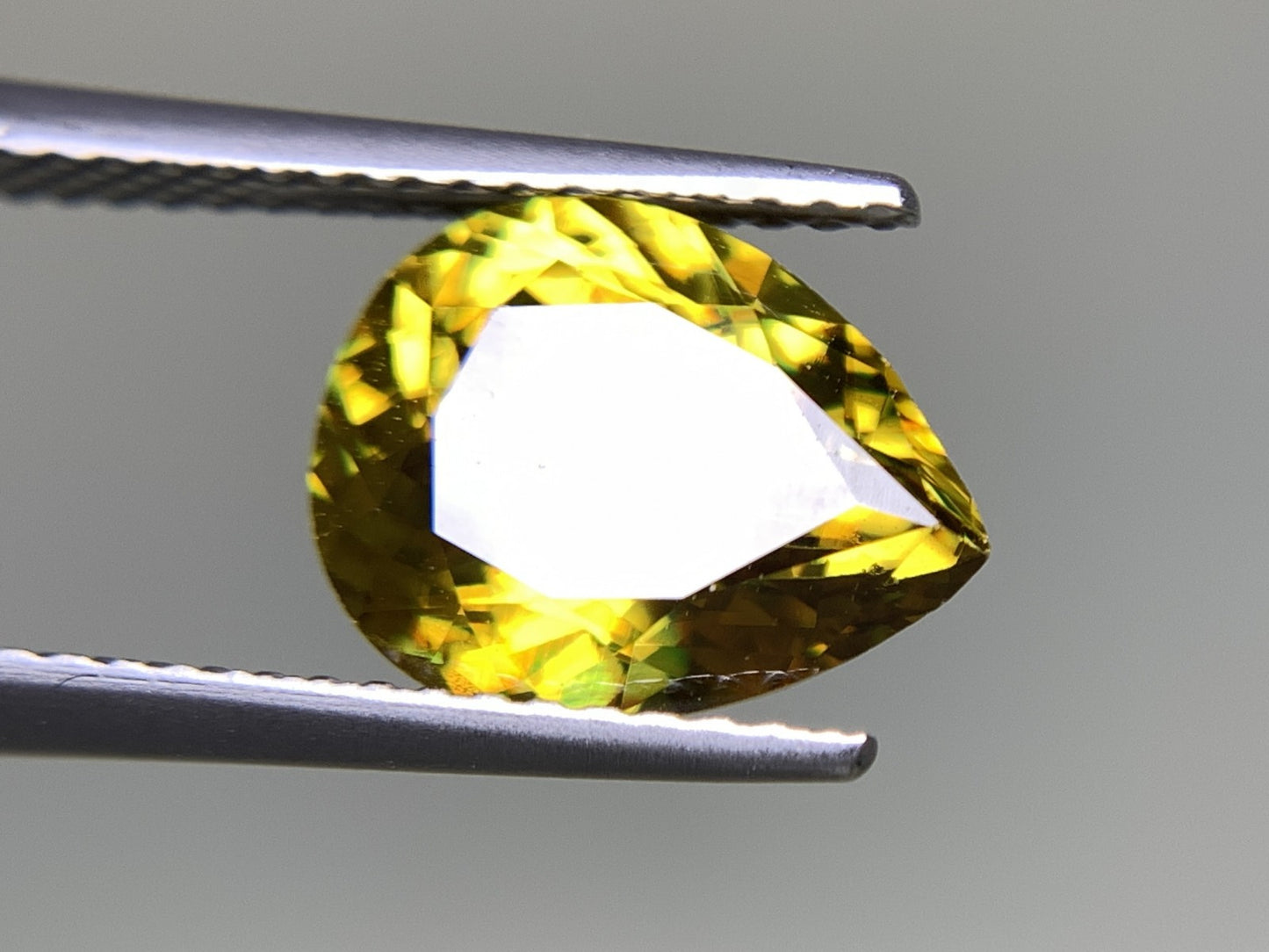 スフェーン 2.833ct  中央宝石ソーティング付き  10.52㎜×8.44㎜×5.12㎜  天然 ルース（ 裸石 ） 4265Y
