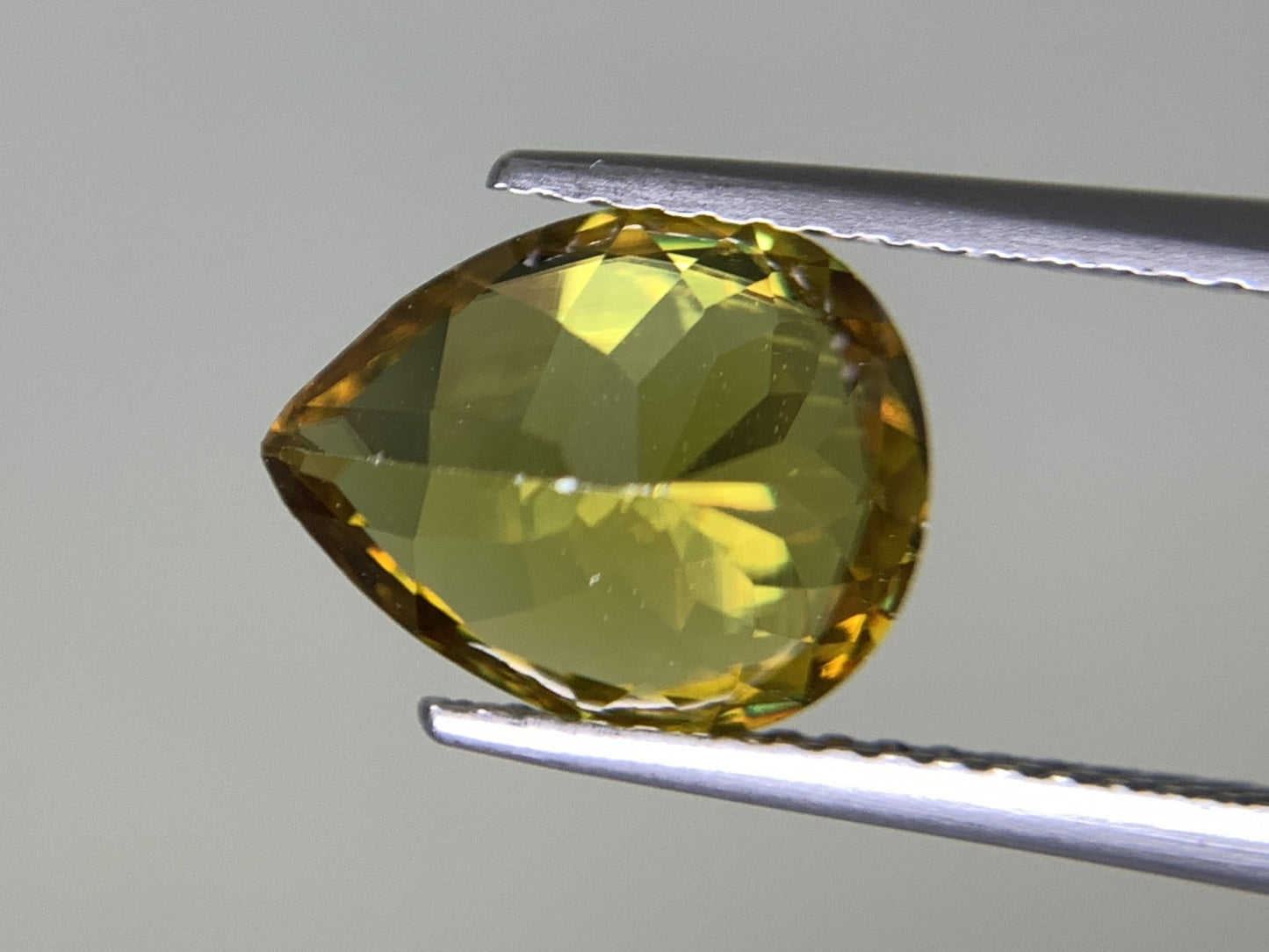 スフェーン 2.833ct  中央宝石ソーティング付き  10.52㎜×8.44㎜×5.12㎜  天然 ルース（ 裸石 ） 4265Y