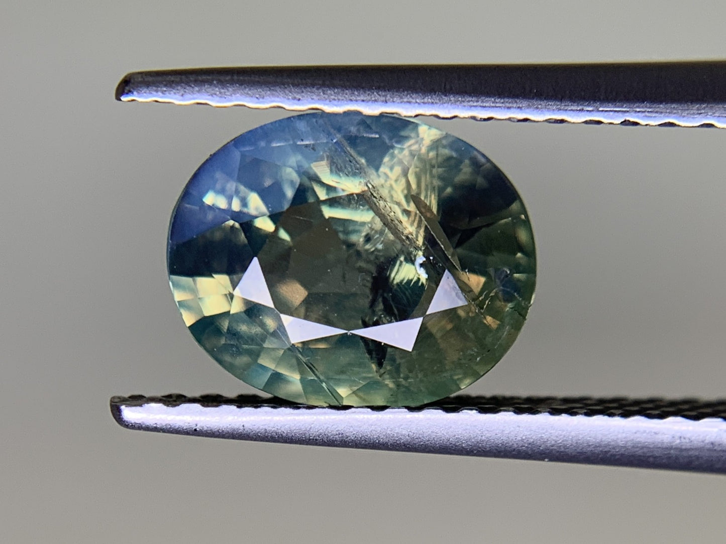 アレキサンドライト 2.051ct 中央宝石ソーティング付き 8.68㎜×7.06㎜×4.29㎜ ルース（ 裸石 ） 4279Y