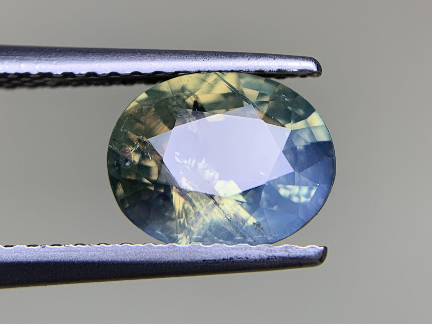 アレキサンドライト 2.051ct 中央宝石ソーティング付き 8.68㎜×7.06㎜×4.29㎜ ルース（ 裸石 ） 4279Y