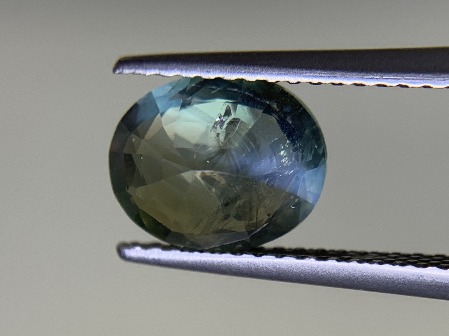 アレキサンドライト 2.051ct 中央宝石ソーティング付き 8.68㎜×7.06㎜×4.29㎜ ルース（ 裸石 ） 4279Y