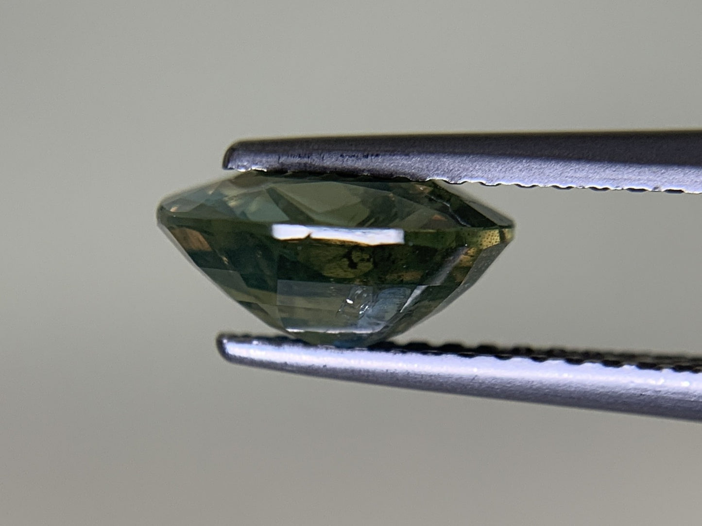 アレキサンドライト 2.051ct 中央宝石ソーティング付き 8.68㎜×7.06㎜×4.29㎜ ルース（ 裸石 ） 4279Y