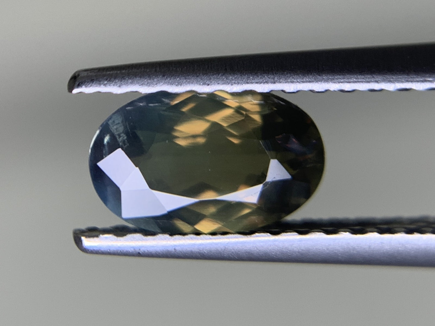 アレキサンドライト 0.863ct  中央宝石ソーティング付き  7.21㎜×4.73㎜×2.87㎜  ルース（ 裸石 ） 4281Y