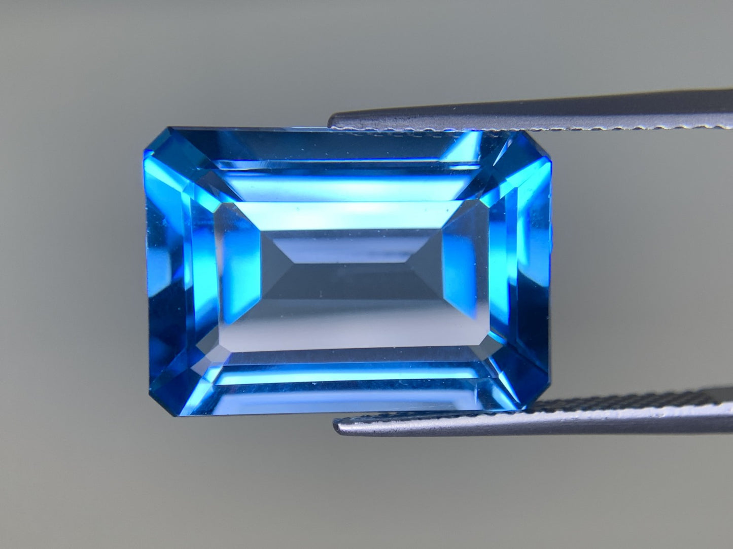 ブルートパーズ 16.846ct  宝石ソーティング付き  17.7㎜×12.8㎜×7.5㎜  ルース（ 裸石 ） 4282Y