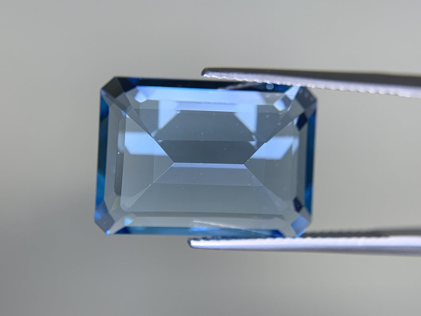 ブルートパーズ 16.846ct  宝石ソーティング付き  17.7㎜×12.8㎜×7.5㎜  ルース（ 裸石 ） 4282Y