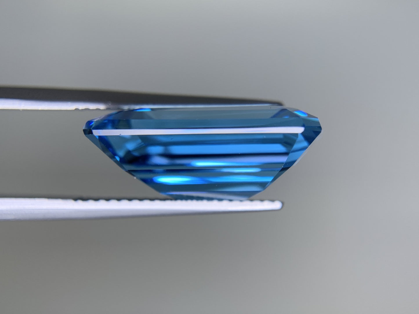 ブルートパーズ 16.846ct  宝石ソーティング付き  17.7㎜×12.8㎜×7.5㎜  ルース（ 裸石 ） 4282Y
