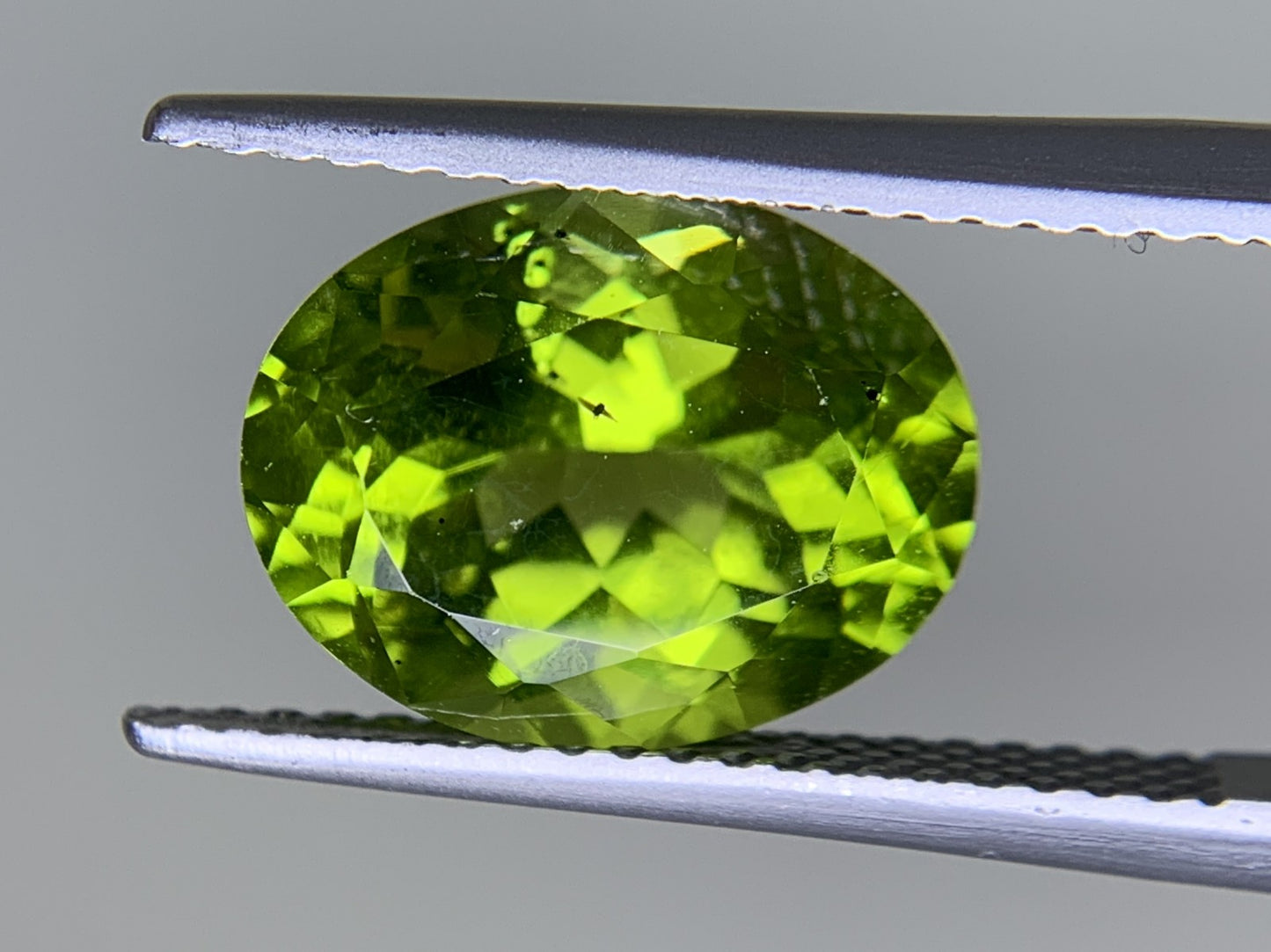 ペリドット 4.527ct  宝石ソーティング付き  11.3㎜×8.8㎜×6.5㎜  ルース（ 裸石 ） 4357Y