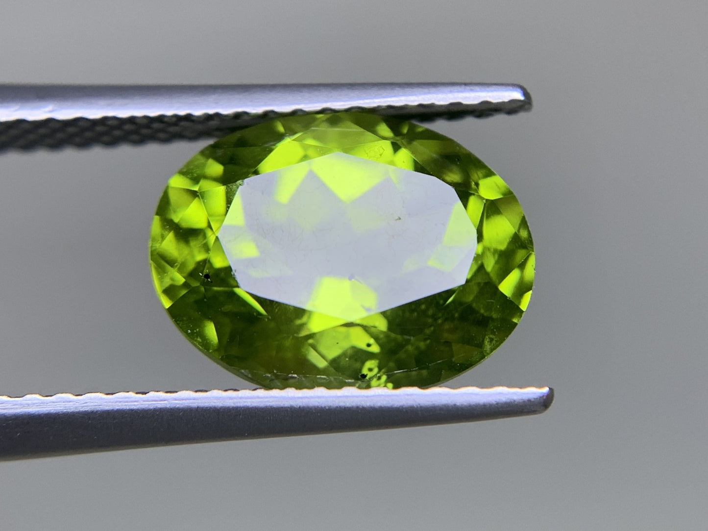 ペリドット 4.527ct  宝石ソーティング付き  11.3㎜×8.8㎜×6.5㎜  ルース（ 裸石 ） 4357Y