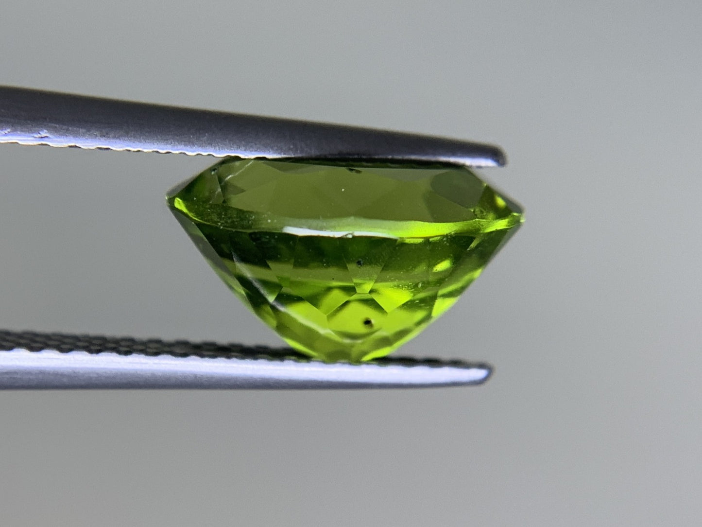 ペリドット 4.527ct  宝石ソーティング付き  11.3㎜×8.8㎜×6.5㎜  ルース（ 裸石 ） 4357Y