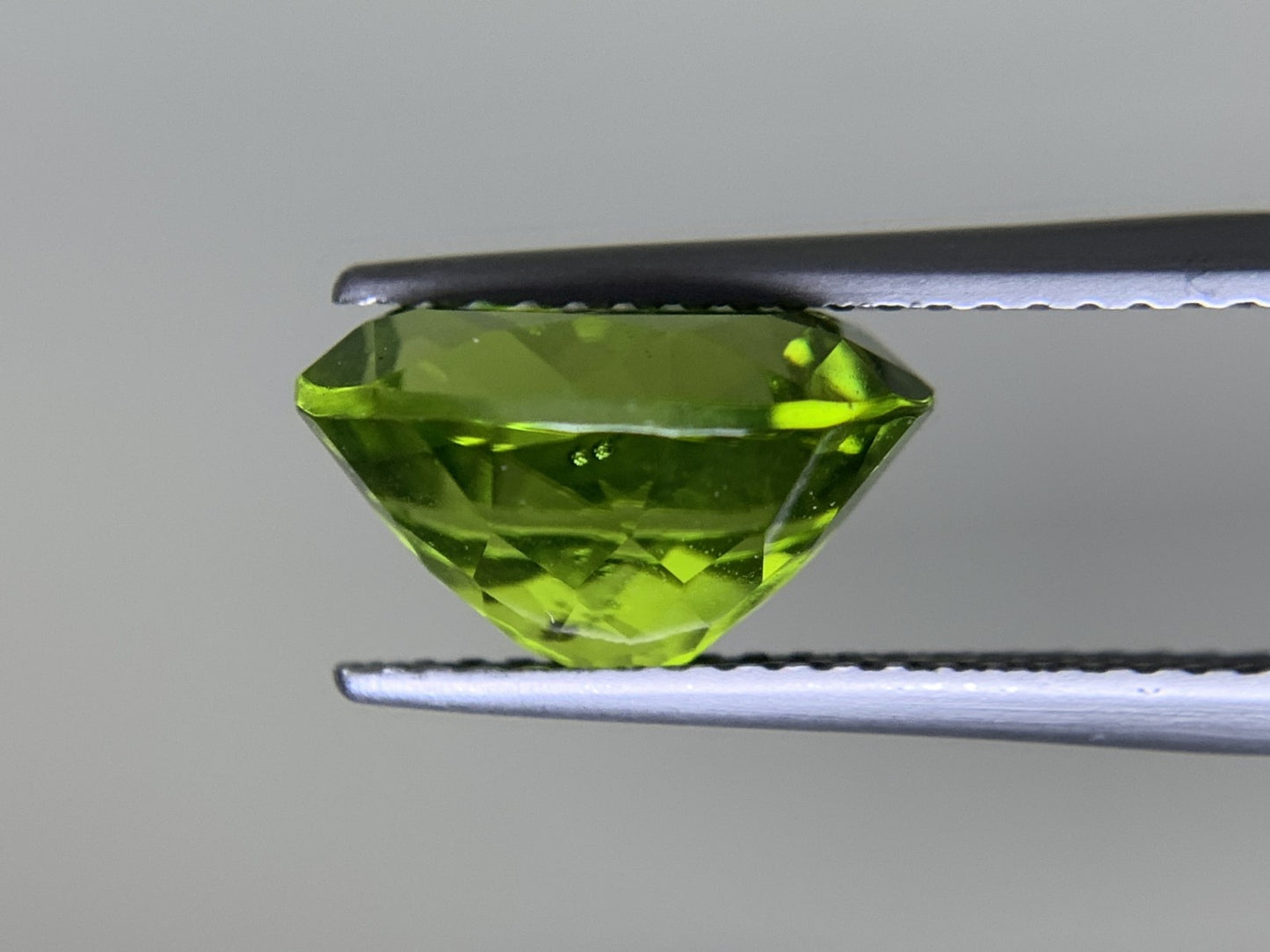 ペリドット 4.527ct  宝石ソーティング付き  11.3㎜×8.8㎜×6.5㎜  ルース（ 裸石 ） 4357Y