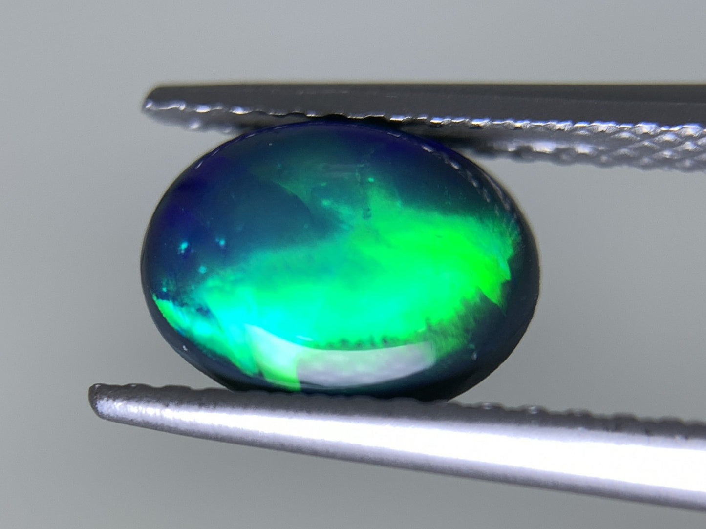 ブラックオパール 1.007ct  中央宝石ソーティング付き  8.4㎜×6.4㎜×3.3㎜  天然 ルース（ 裸石 ） 4363Y