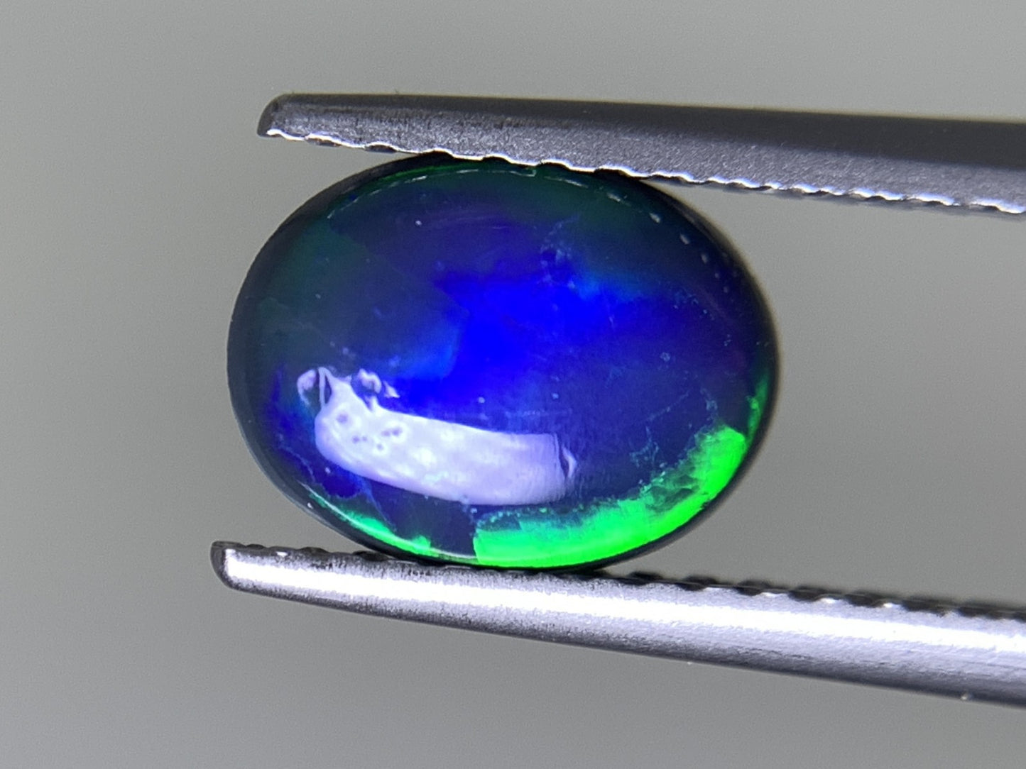 ブラックオパール 1.007ct  中央宝石ソーティング付き  8.4㎜×6.4㎜×3.3㎜  天然 ルース（ 裸石 ） 4363Y