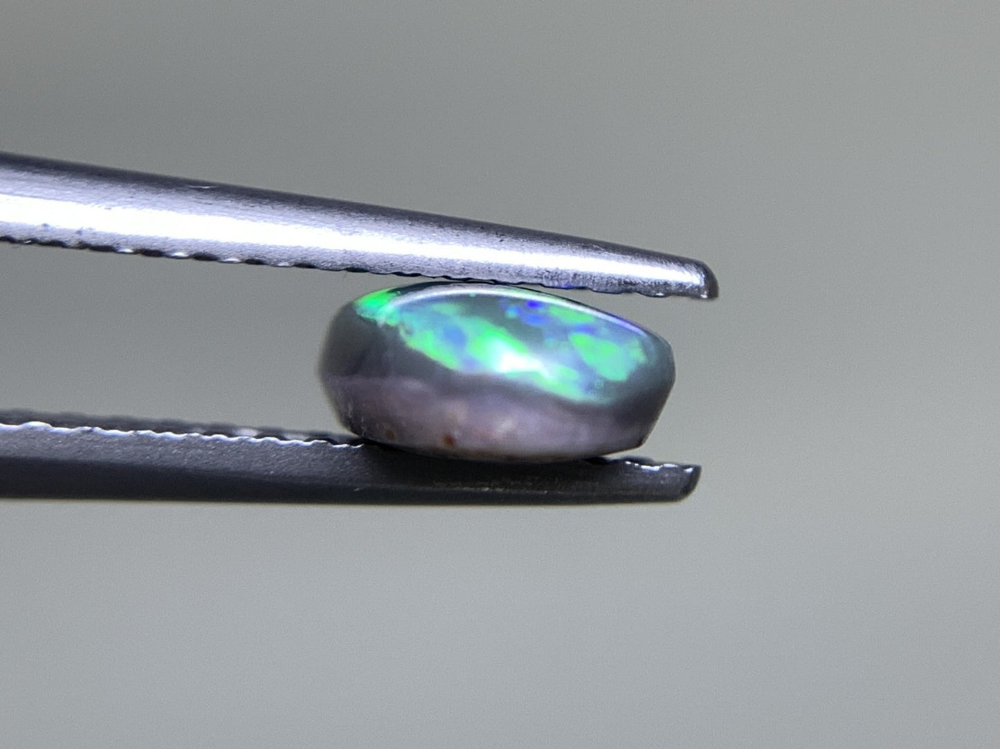 ブラックオパール 1.018ct 中央宝石ソーティング付き 9.5㎜×6.0㎜×2.8㎜ 天然 ルース（ 裸石 ） 4367Y