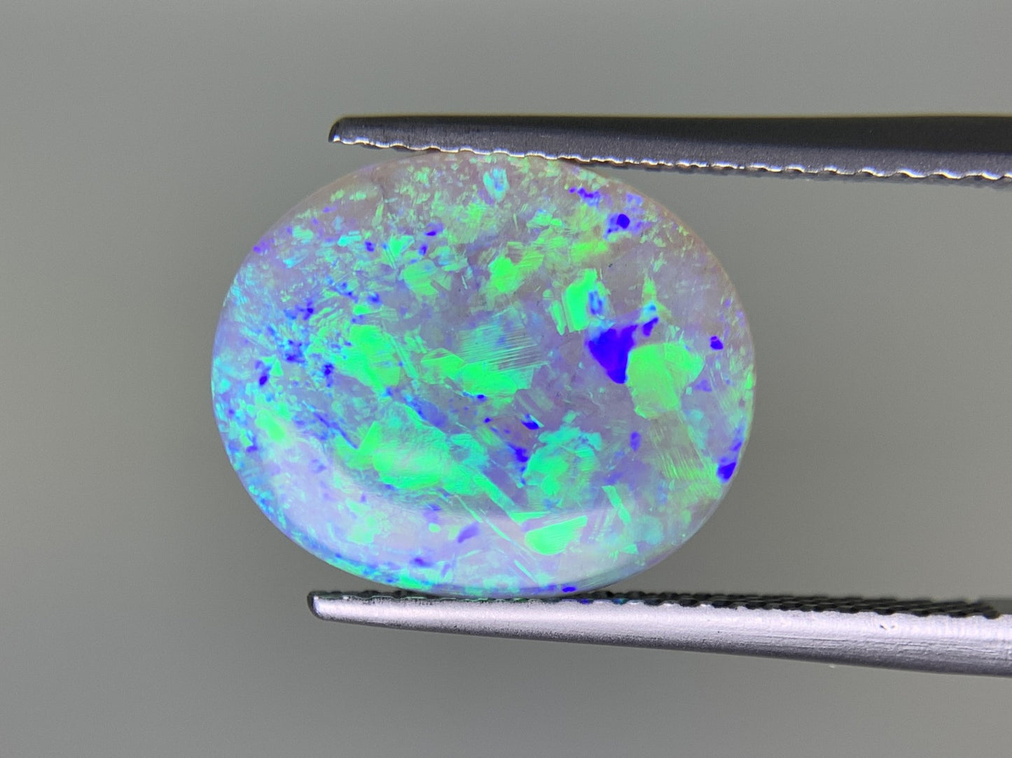 ブラックオパール 2.562ct  宝石ソーティング付き  13.7㎜×11.4㎜×2.5㎜  天然 ルース（ 裸石 ） 4372Y