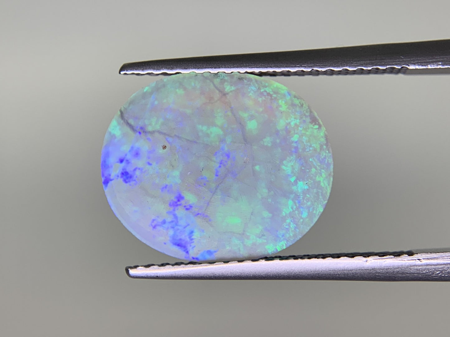 ブラックオパール 2.562ct  宝石ソーティング付き  13.7㎜×11.4㎜×2.5㎜  天然 ルース（ 裸石 ） 4372Y