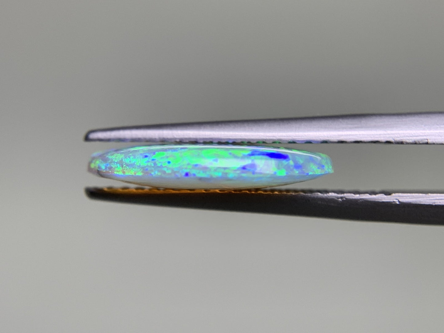 ブラックオパール 2.562ct  宝石ソーティング付き  13.7㎜×11.4㎜×2.5㎜  天然 ルース（ 裸石 ） 4372Y