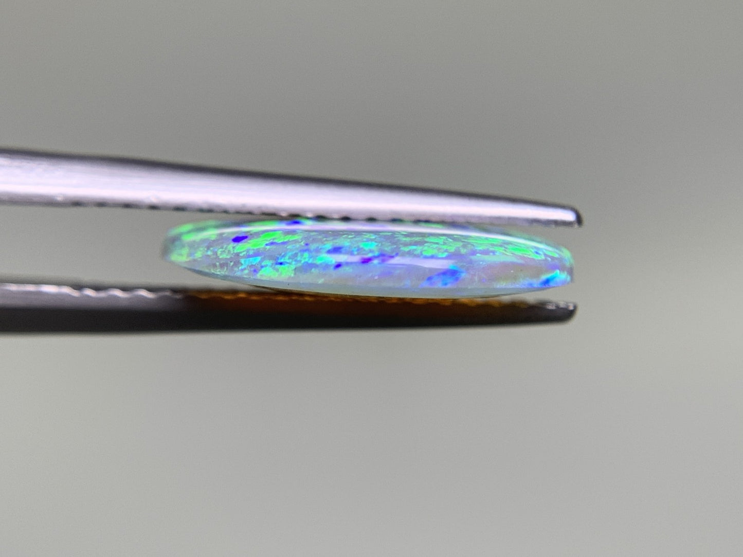 ブラックオパール 2.562ct  宝石ソーティング付き  13.7㎜×11.4㎜×2.5㎜  天然 ルース（ 裸石 ） 4372Y