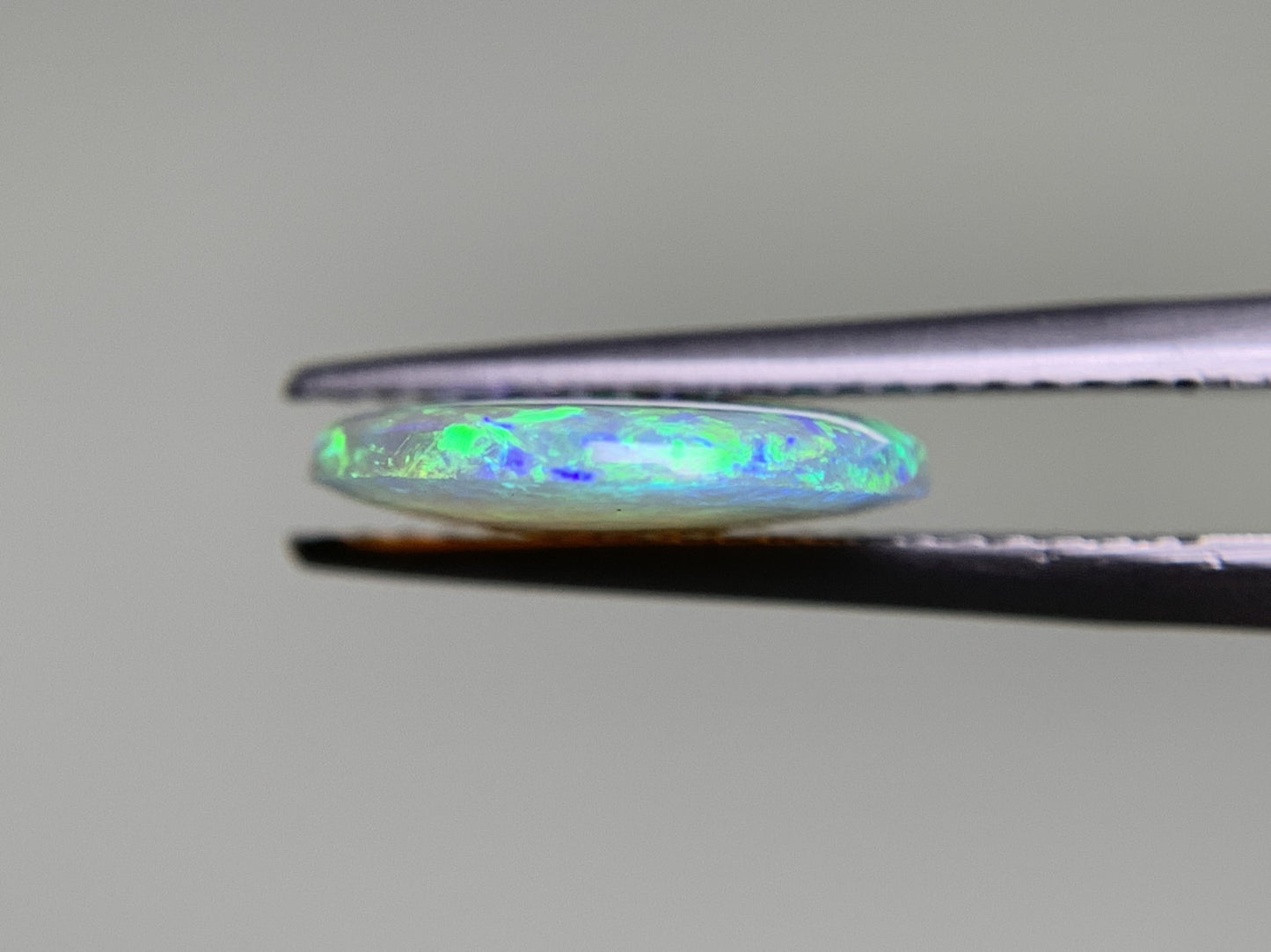ブラックオパール 2.562ct  宝石ソーティング付き  13.7㎜×11.4㎜×2.5㎜  天然 ルース（ 裸石 ） 4372Y