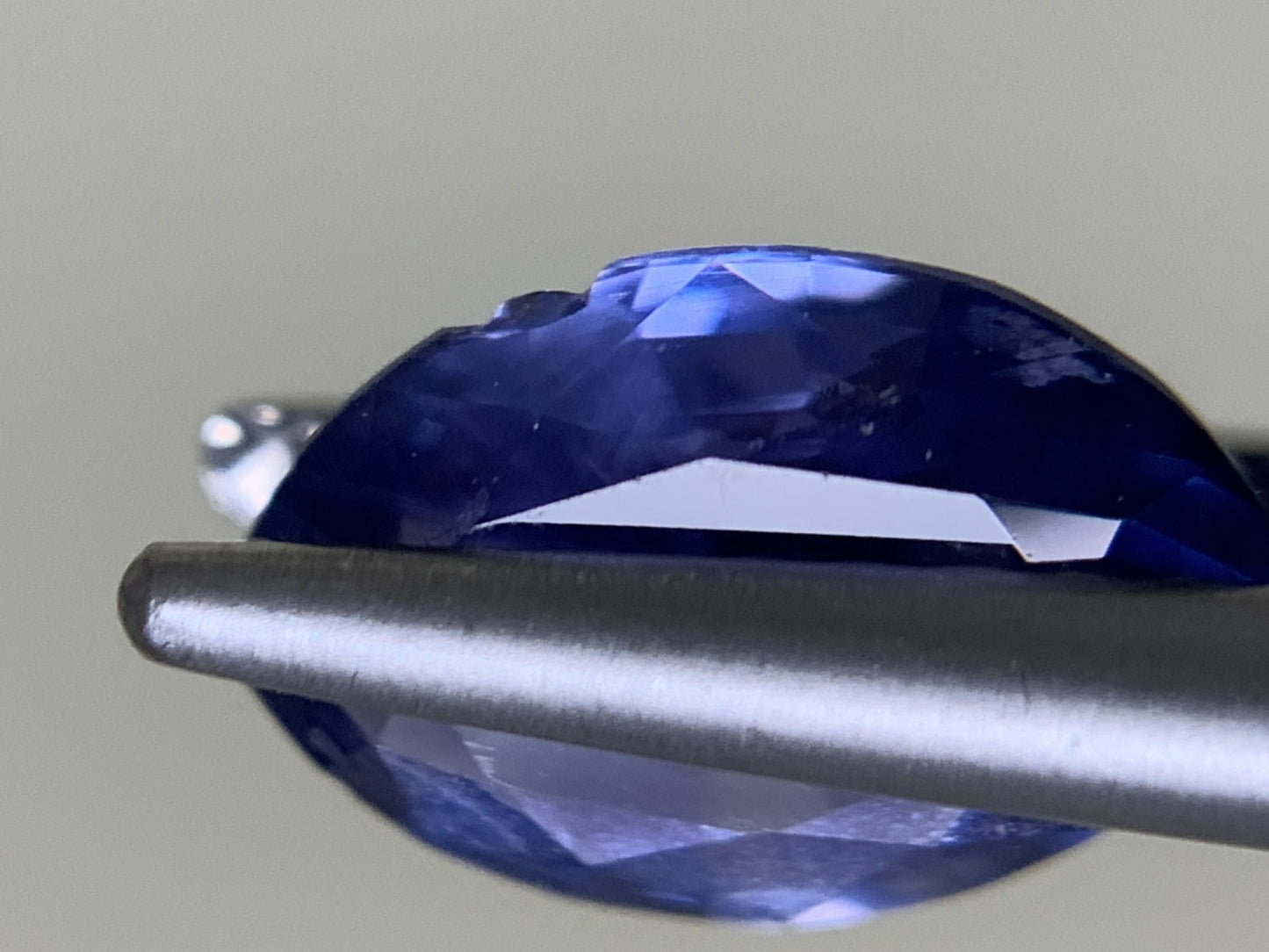 バイオレットサファイア 1.236ct  宝石ソーティング付き  8.7㎜×5.9㎜×2.7㎜  ルース（ 裸石 ） 4383Y