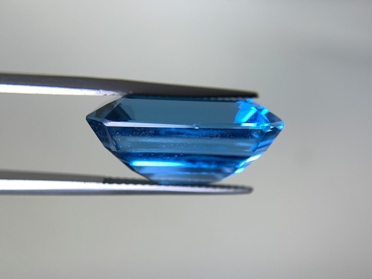 ブルートパーズ 28.836ct  宝石ソーティング付き  19.9㎜×14.8㎜×10.0㎜  天然 ルース（ 裸石 ） 4421Y